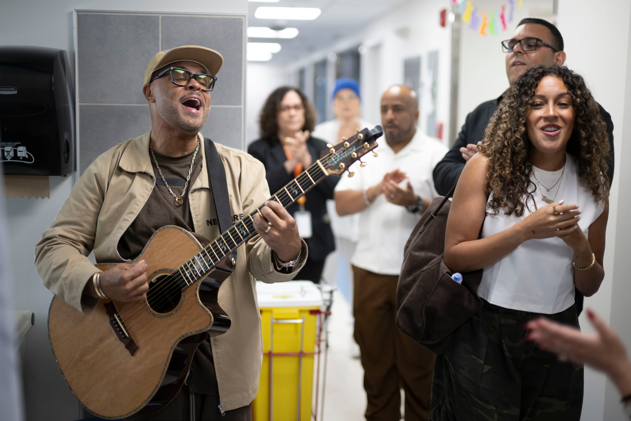 El galardonado cantante de música sacra aprovechó para llevar su mensaje de fe días antes de su presentación del Viernes Santo en el Choliseo.