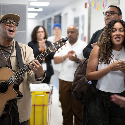 FOTOS: Israel Houghton lleva su "chispa de esperanza" al Hospital Oncológico