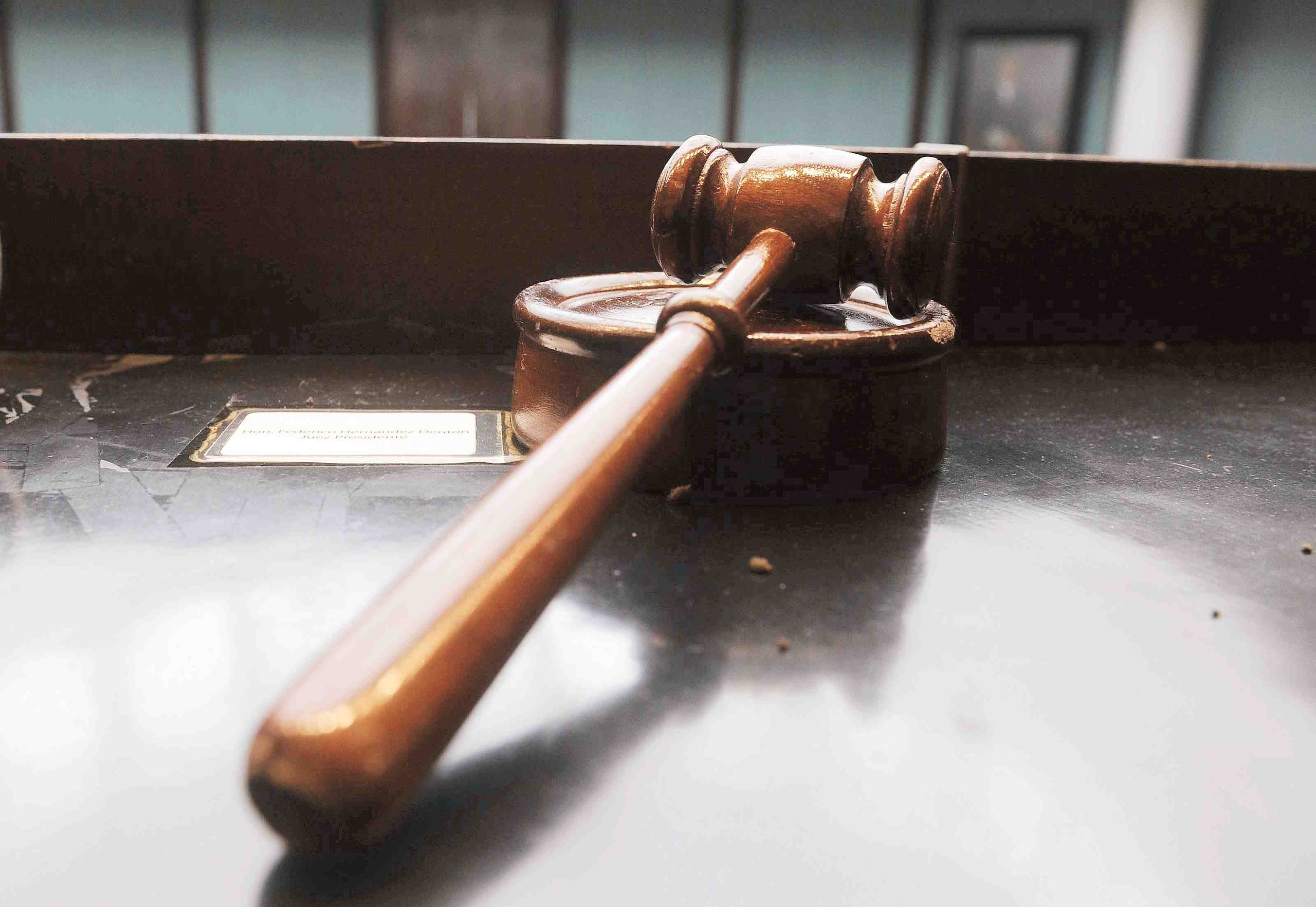 A medida que jurados y jueces se han vuelto más diestros en el uso de internet, ha aumentado la preocupación sobre el peligro que representan los jurados que usan sus celulares durante los procesos judiciales. (Archivo / GFR Media)