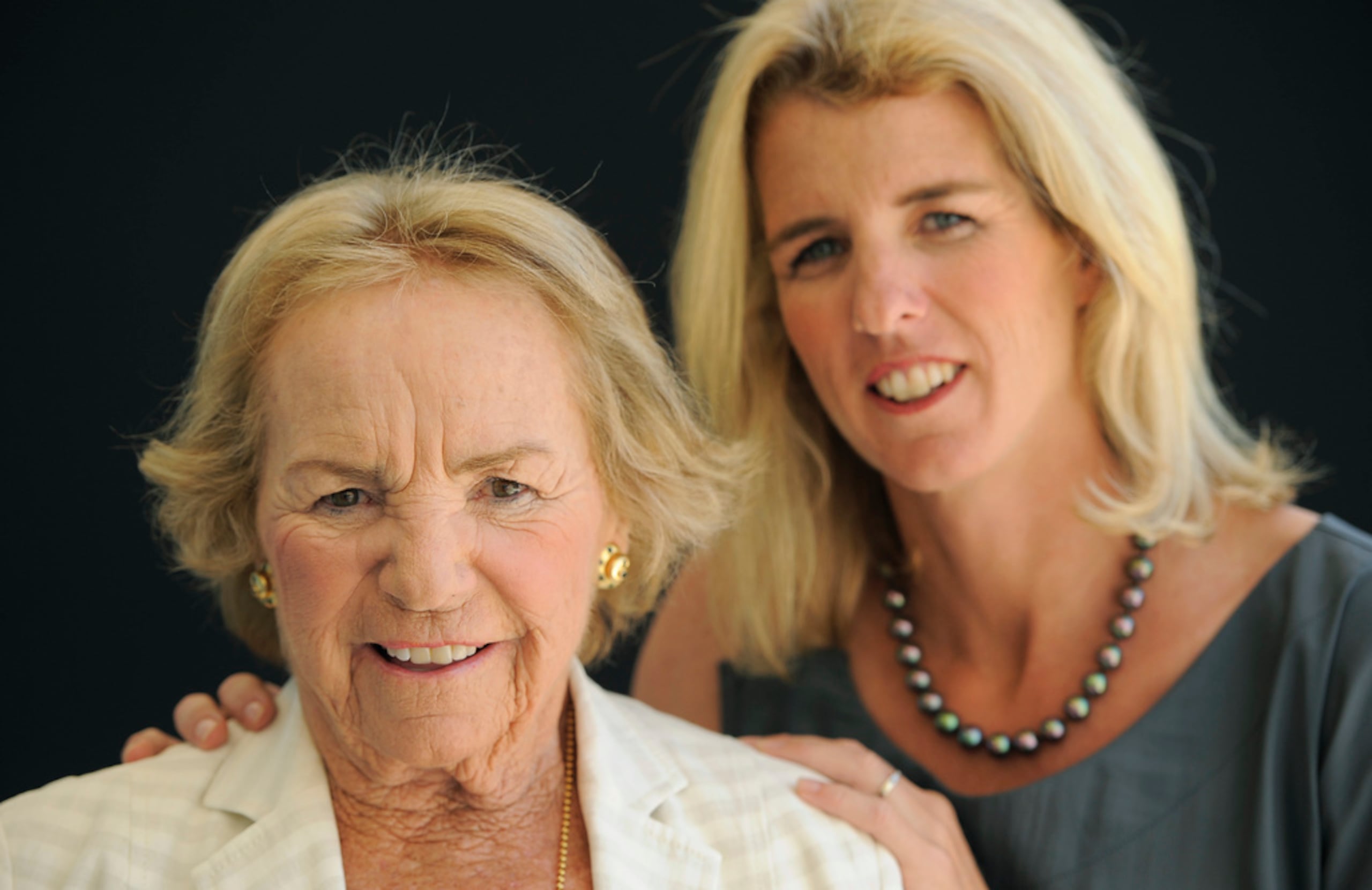 Ethel Kennedy posa para una fotografía con su hija Rory Kennedy, quien además dirigió el documental "Ethel", de la cadena HBO, el 1 de agosto de 2012 en Beverly Hills, California.