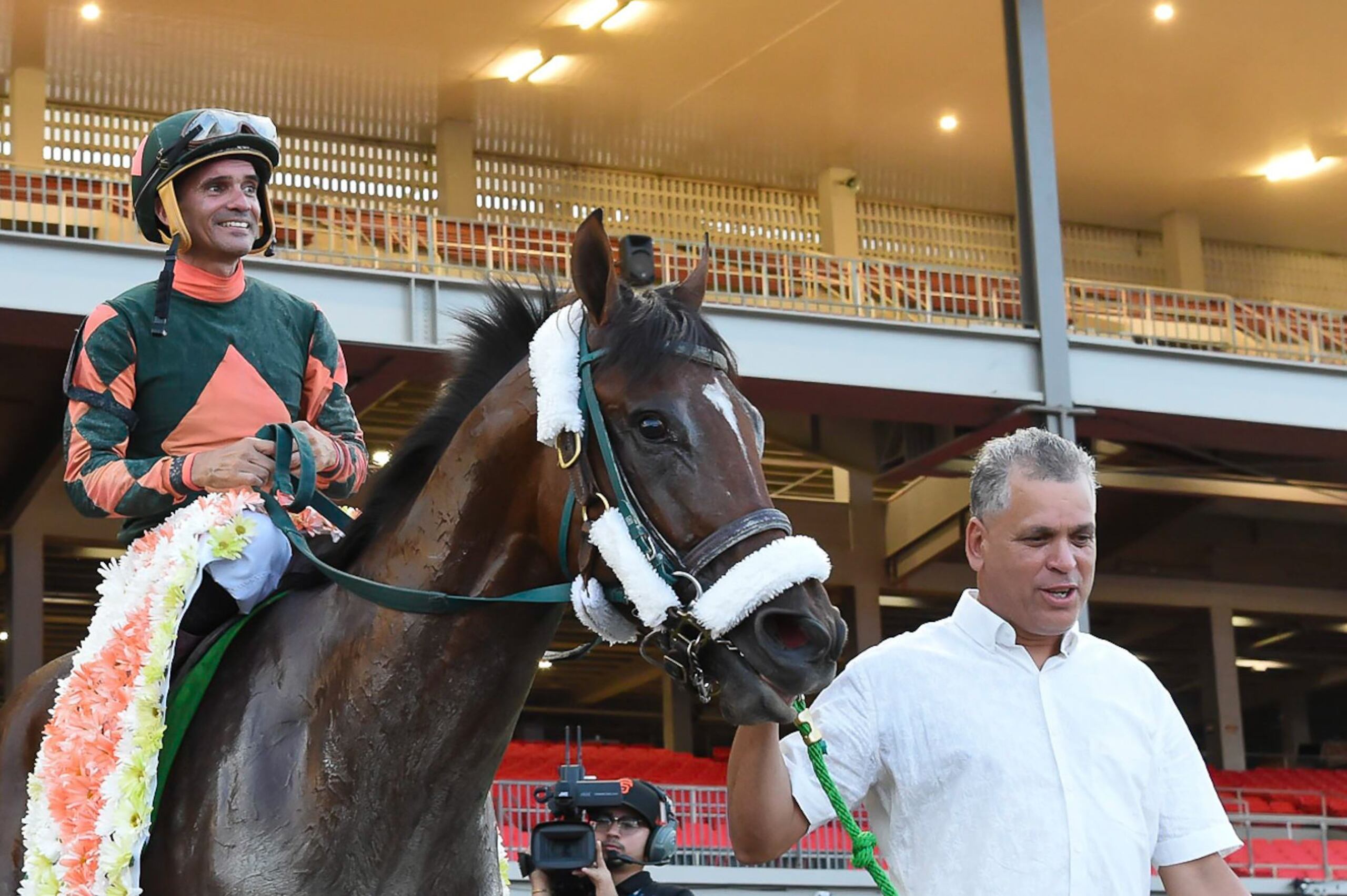 El entrenador Ramón Morales, aquí con Comisionado y Javier Santiago, está a cuatro victorias clásicas de empatar el récord histórico de ese tipo de carrera.