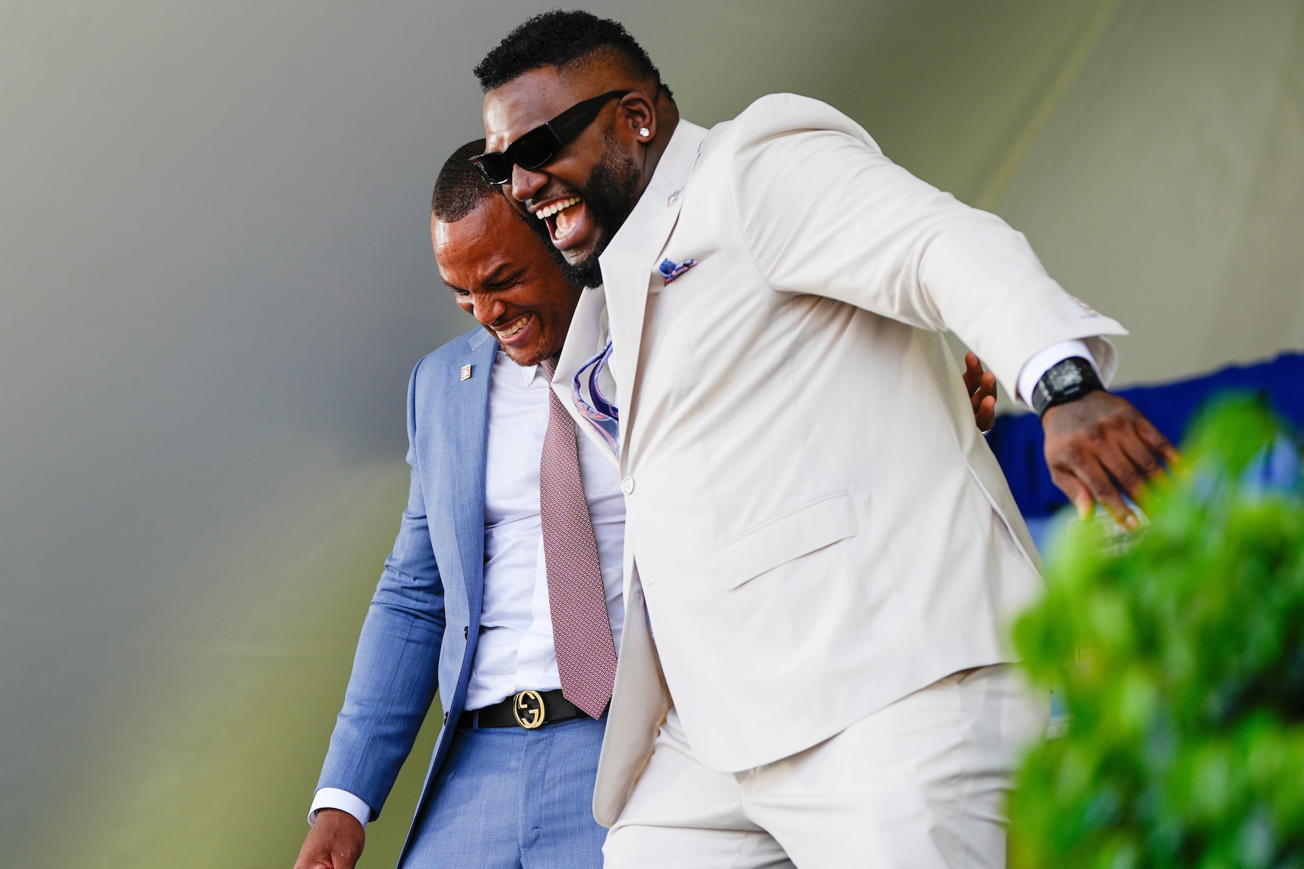 Adrián Beltré es abrazado por su compatriota y también miembro del Salón de la Fama, David Ortiz.