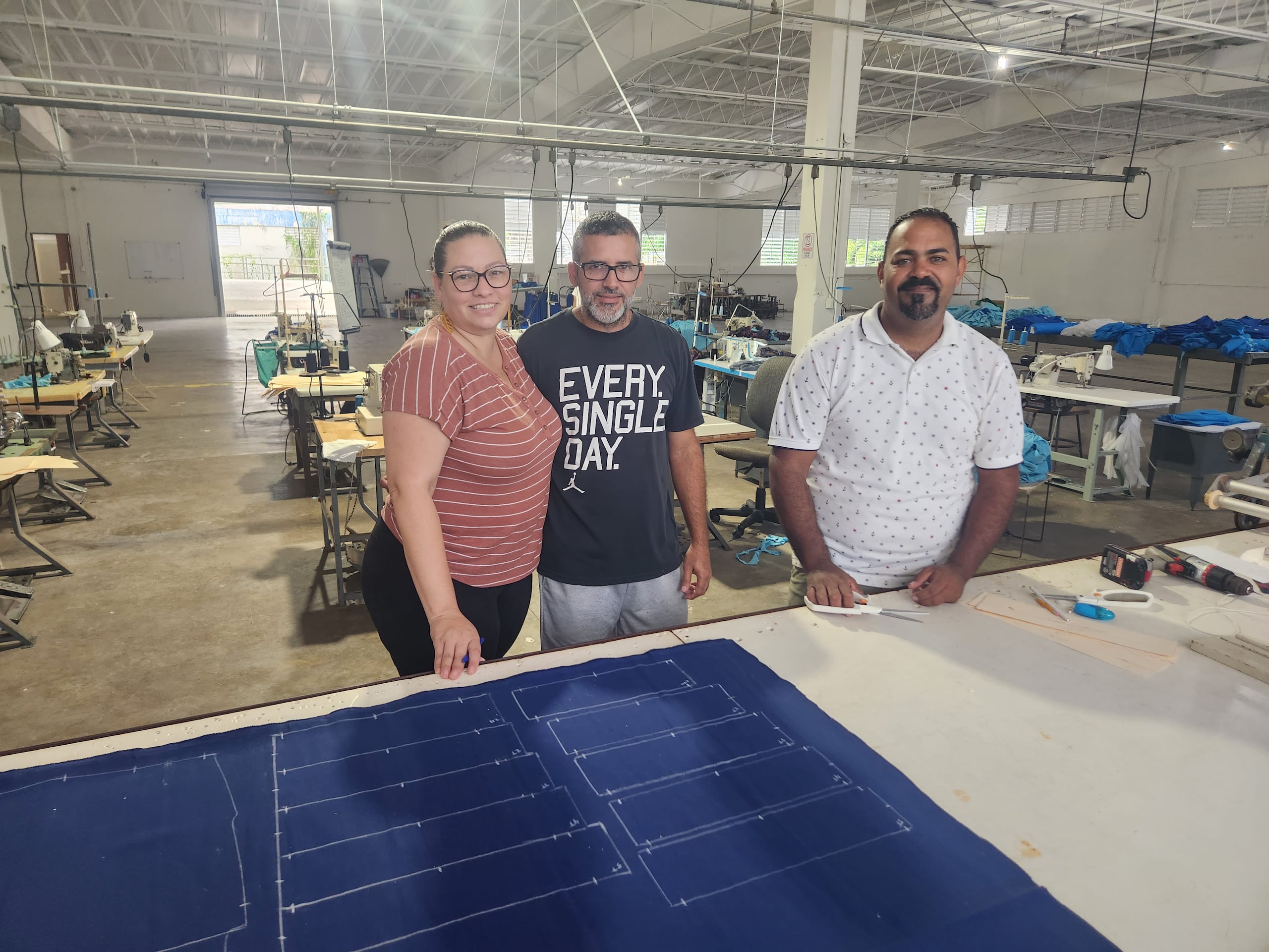 En la foto, Jania Rivera Morales y Leudán Miranda, así como el cortador Fernando Ortega.