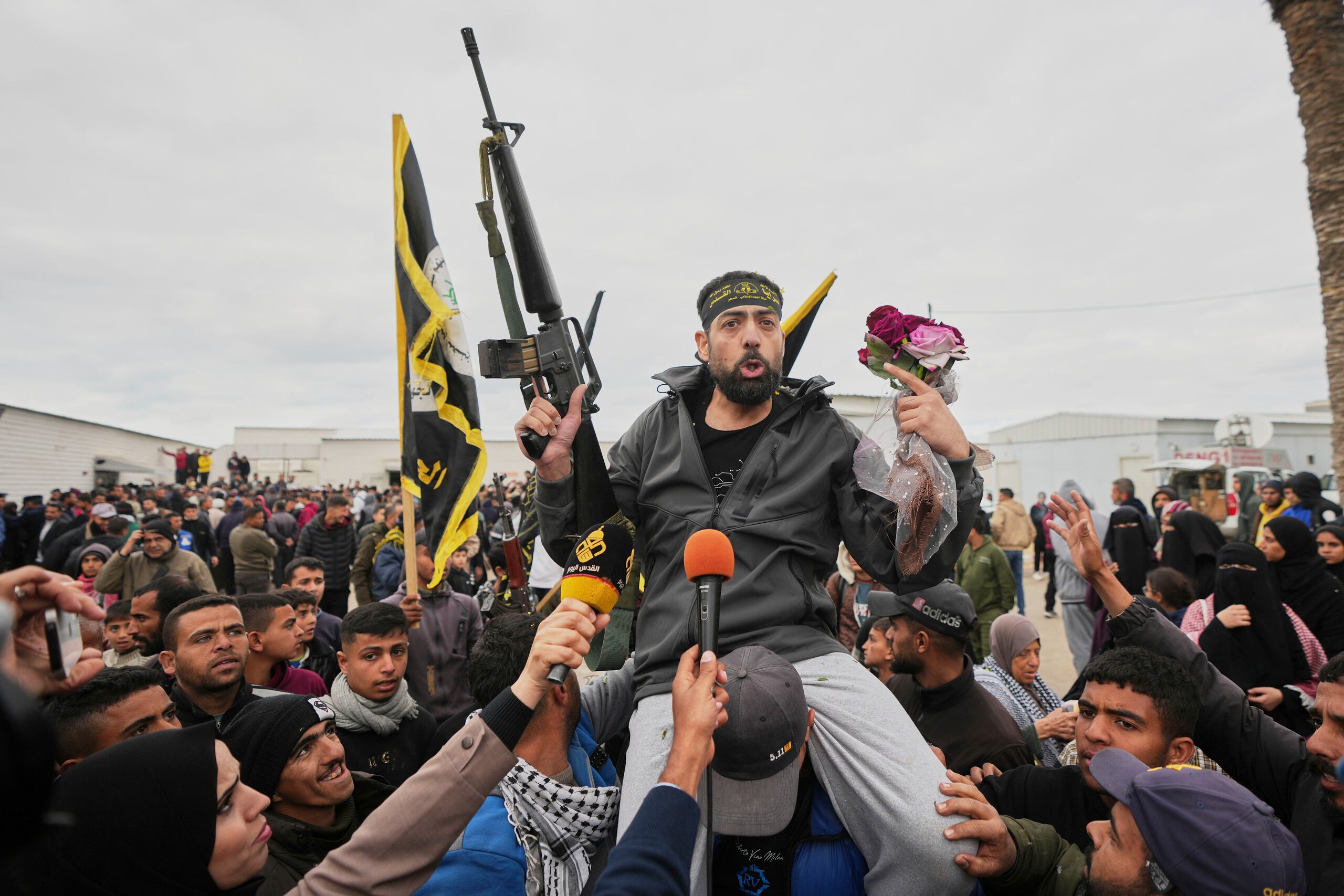El prisionero palestino liberado Hatem Quaider, de 39 años, es recibido por una multitud a su llegada a la Franja de Gaza tras ser liberado de una prisión israelí tras un acuerdo de alto el fuego entre Hamas e Israel en Khan Younis, al sur de la Franja de Gaza, el sábado 8 de febrero de 2025. (Foto AP/Abdel Kareem Hana)