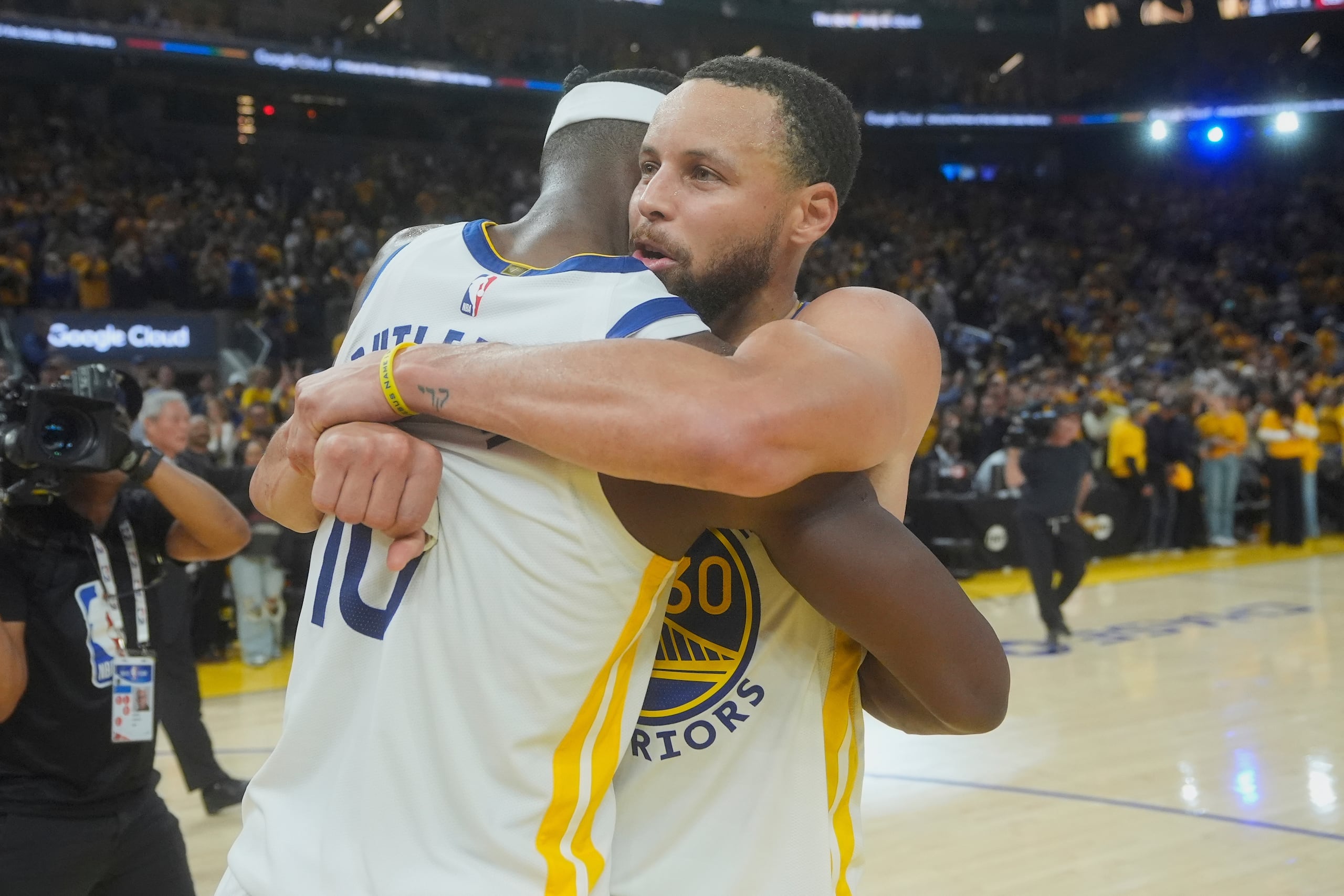 Jimmy Butler III abraza a Stephen Curry, su compañero de los Warriors de Golden State, tras doblegar a los Grizzlies de Memphis en el Play-In.