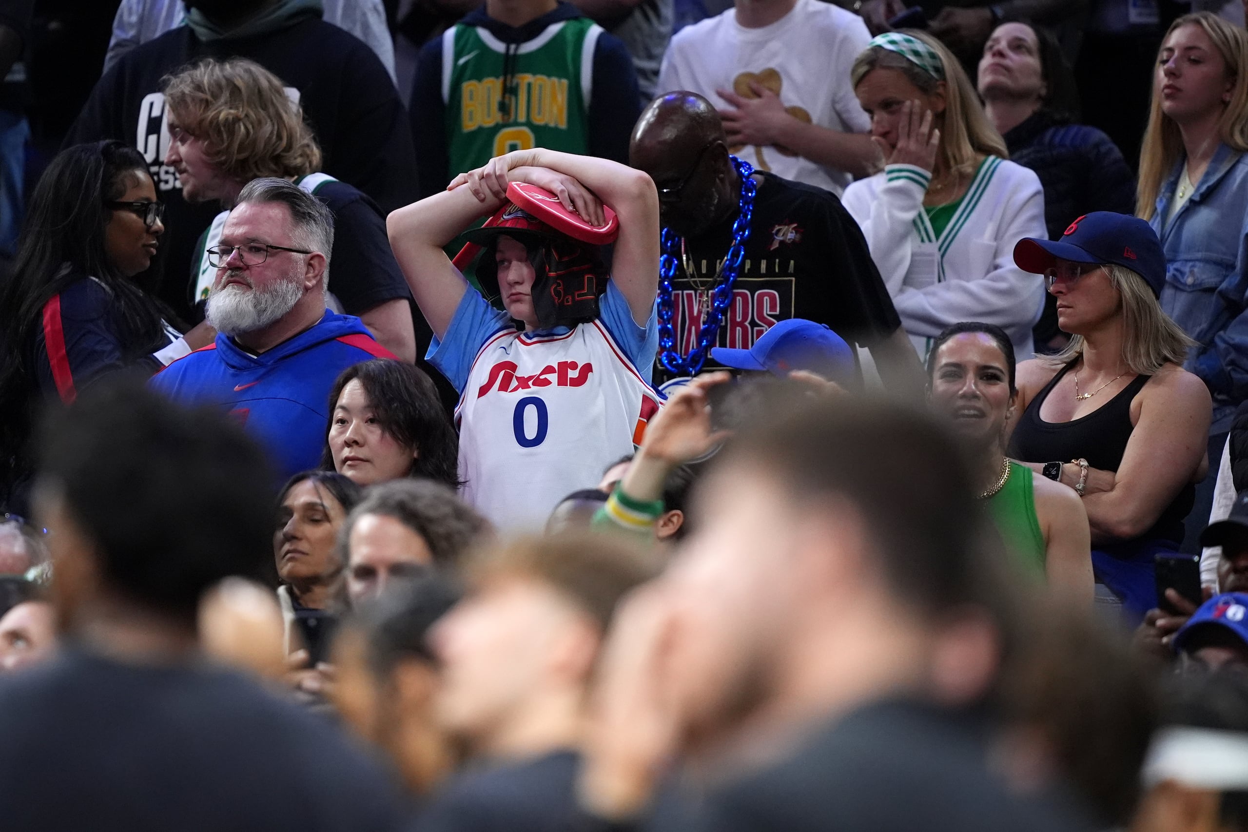 Un aficionado de los 76ers de Filadelfia reacciona durante el último minuto del tercer partido de la serie contra los Celtics de Boston, el viernes 24 de abril de 2026, en Filadelfia. (AP Foto/Matt Slocum)