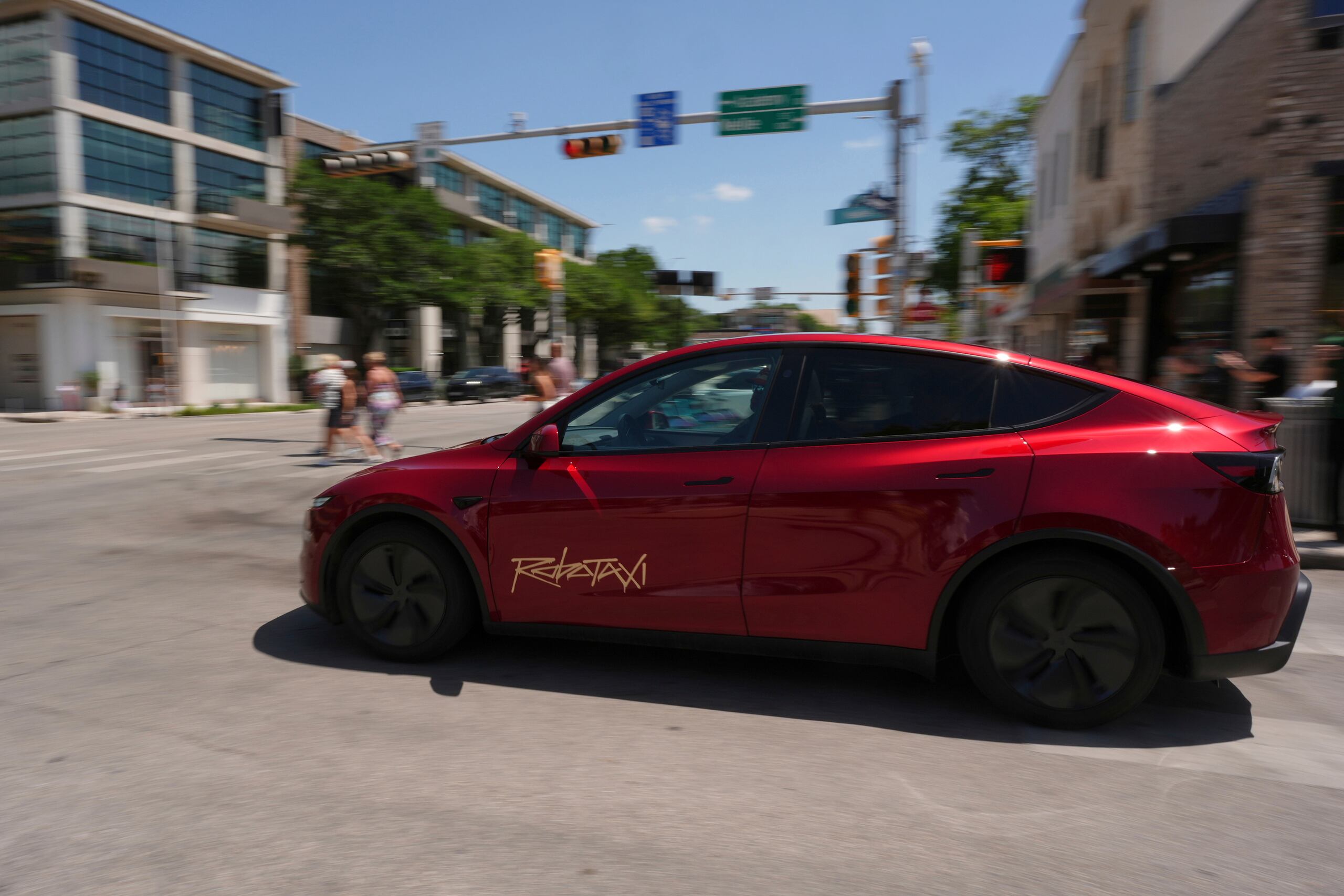 En un video, un Tesla se mueve hacia un carril con una gran flecha amarilla que indica que es solo para giros a la izquierda, pero luego atraviesa la intersección, entrando en un carril de sentido contrario.