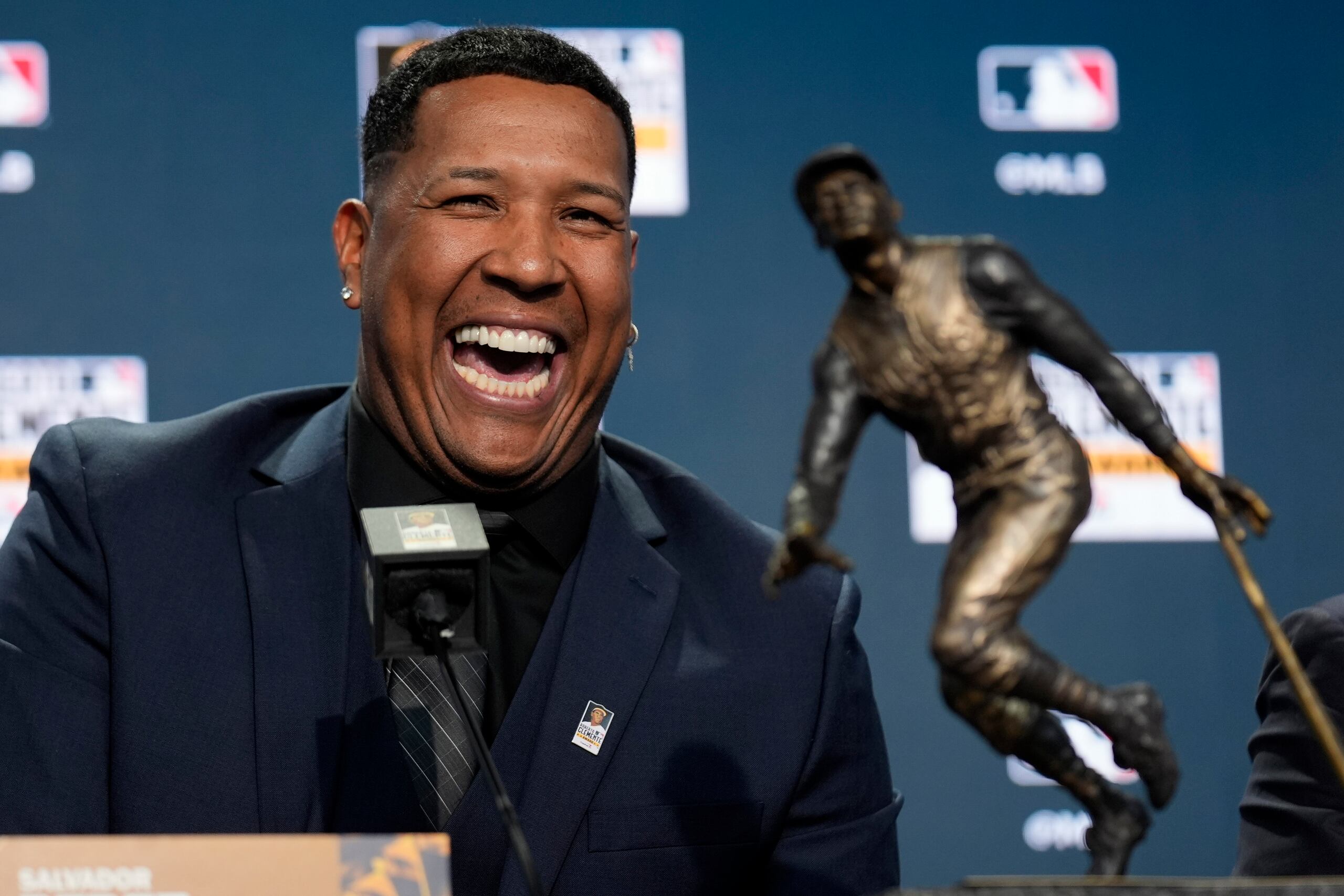 Salvador Pérez sonríe durante la conferencia de prensa en la que fue presentado como ganador del Premio Roberto Clemente.