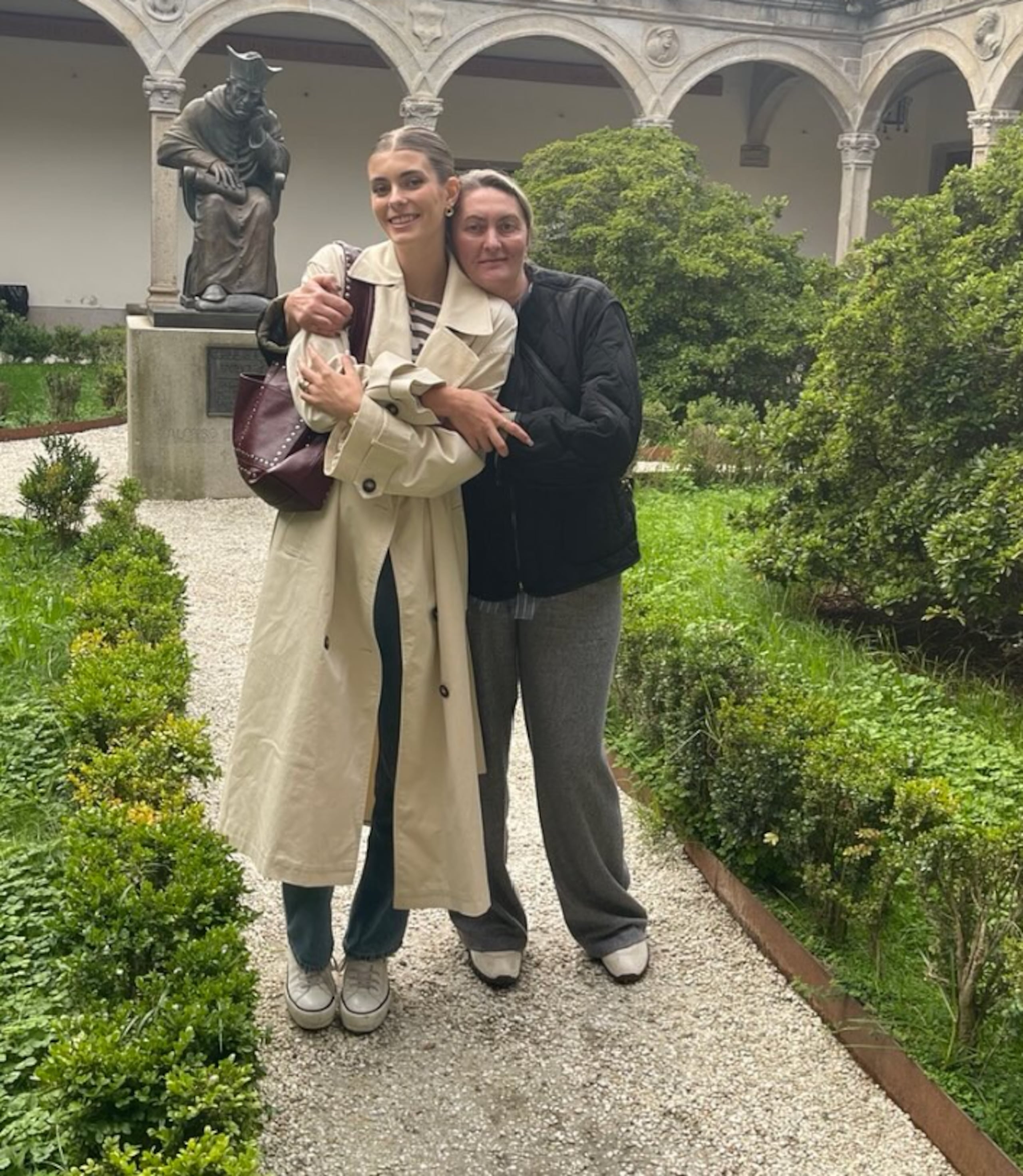 Cristina Pérez junto a su madre.