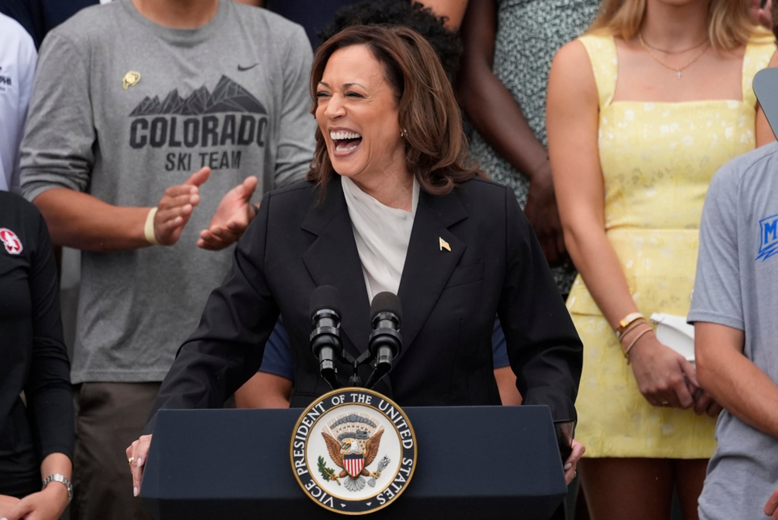 Aunque la diferencia es tan estrecha que entra dentro del margen de error estadístico, el desempeño de la vicepresidenta en el sondeo es mejor que el de Biden.