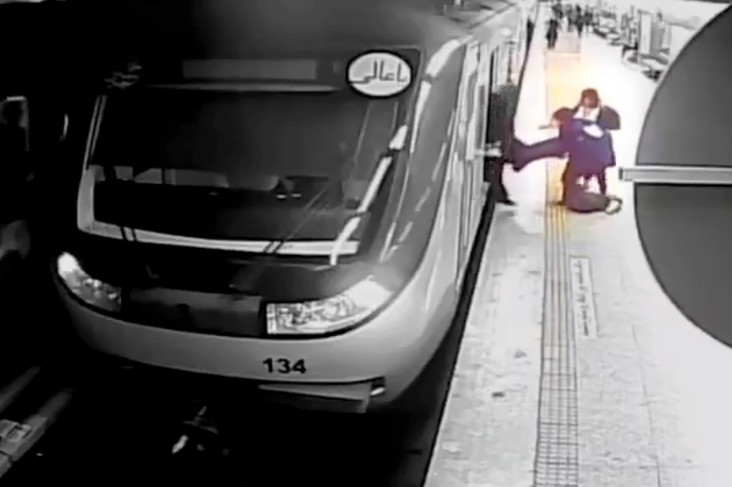 En esta imagen tomada de un video de una cámara de vigilancia y emitida en la televisión estatal iraní, mujeres sacan el cuerpo de Armita Geravand de un vagón del metro de Teherán, en Teherán, Irán, el 1 de octubre de 2023.