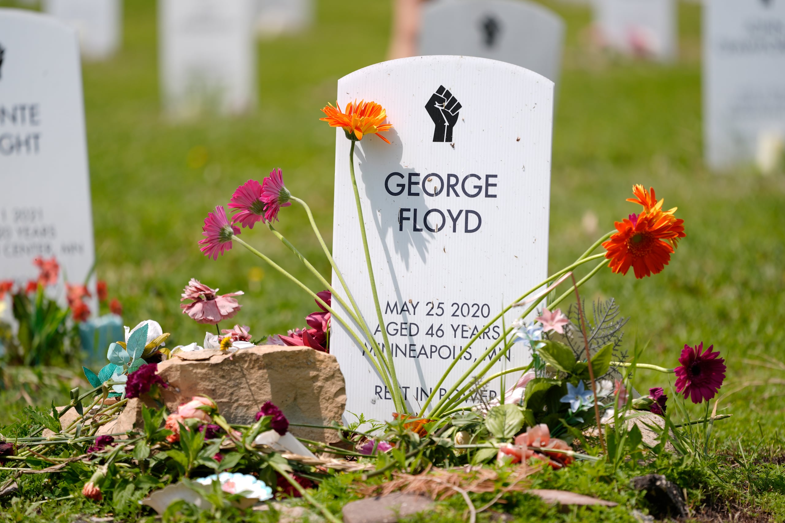 Los eventos conmemorativos iniciaron el viernes en Minneapolis con conciertos, un festival callejero y una “feria de autocuidado”, y culminaron el domingo con un servicio religioso, un concierto de música gospel y una vigilia con velas.