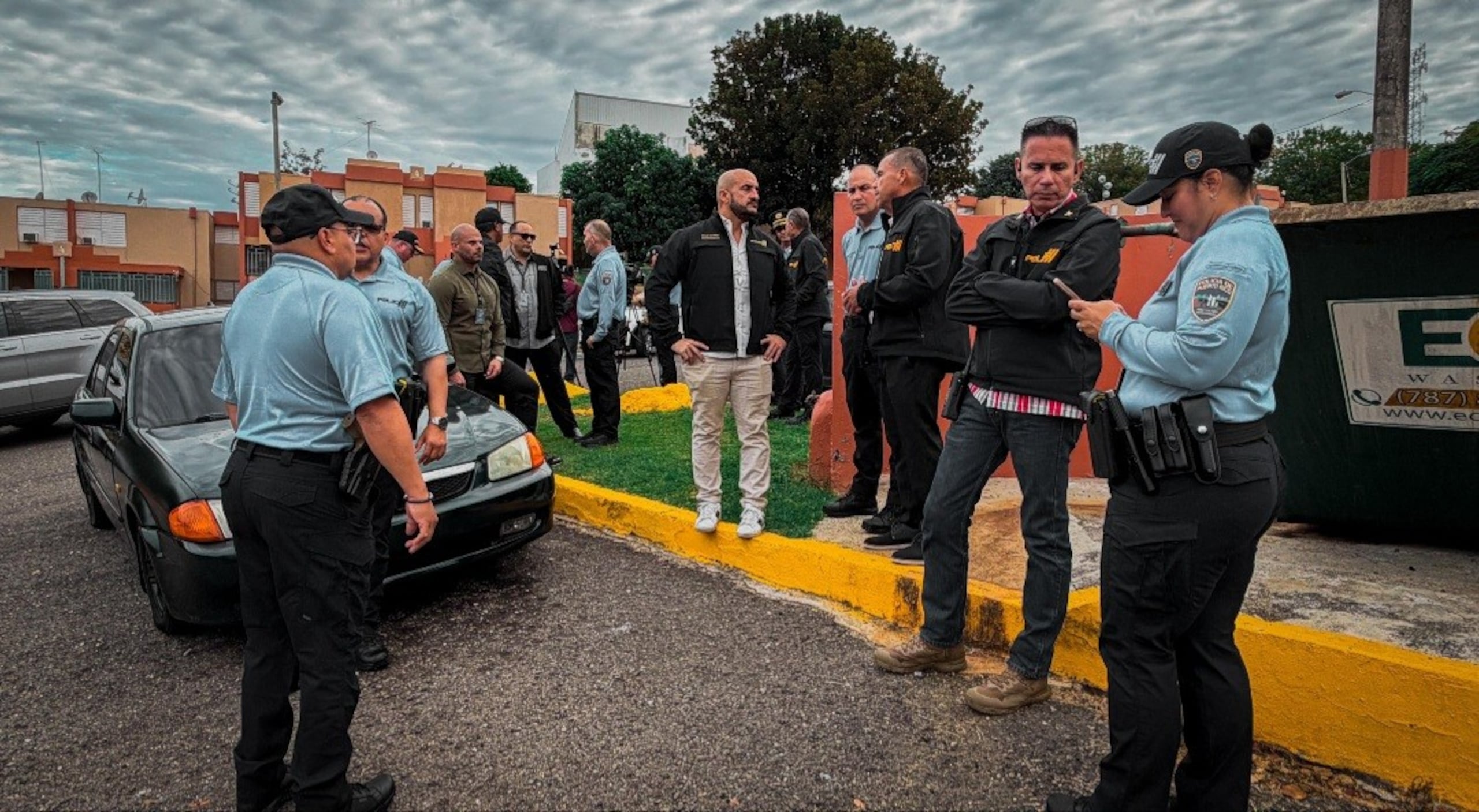 El Negociado de Drogas, Narcóticos, Control del Vicio y Armas Ilegales, diligenció órdenes de allanamiento en un residencial de Coamo, que fue escenario de un doble asesinato.