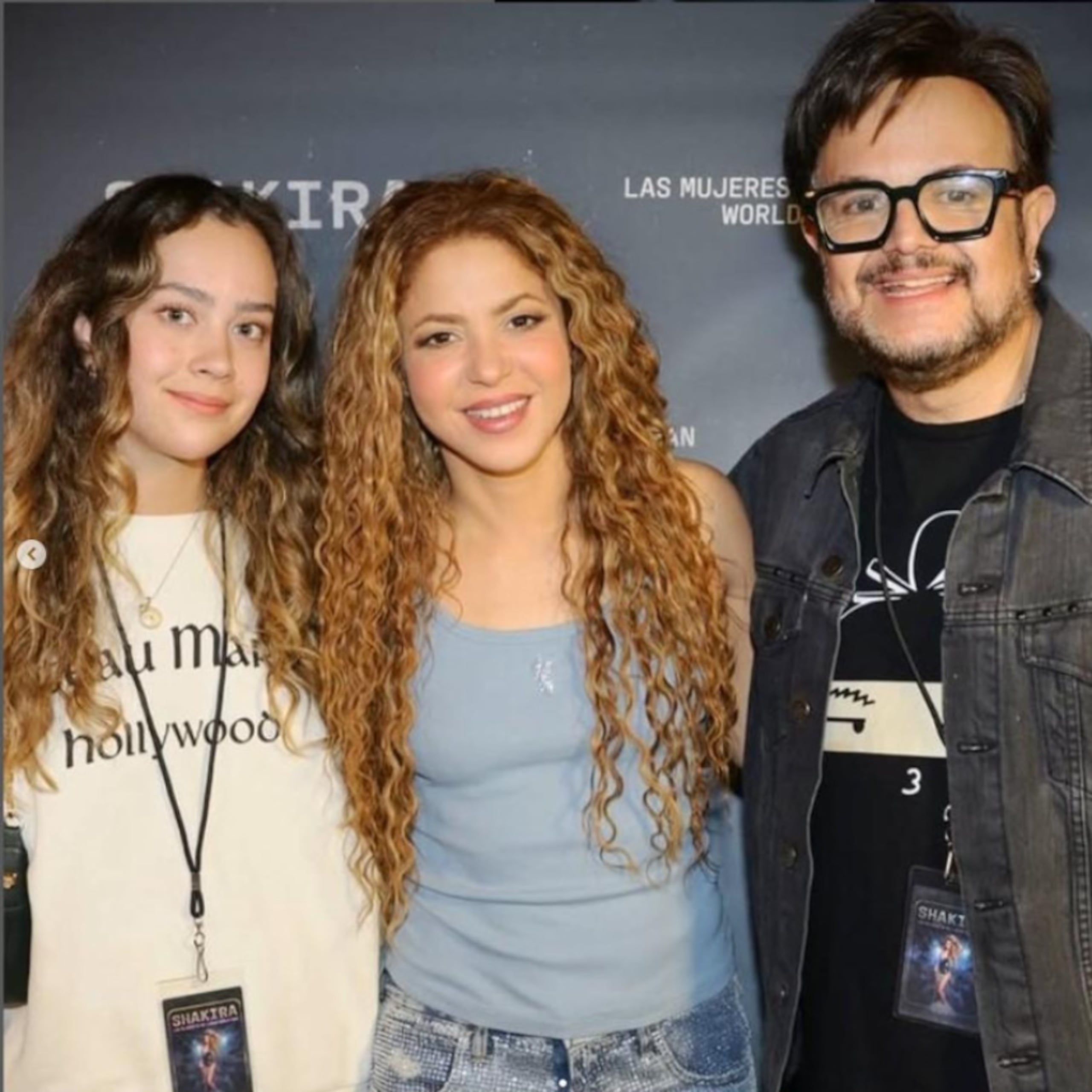 Aleks Syntek y su hija junto a Shakira.