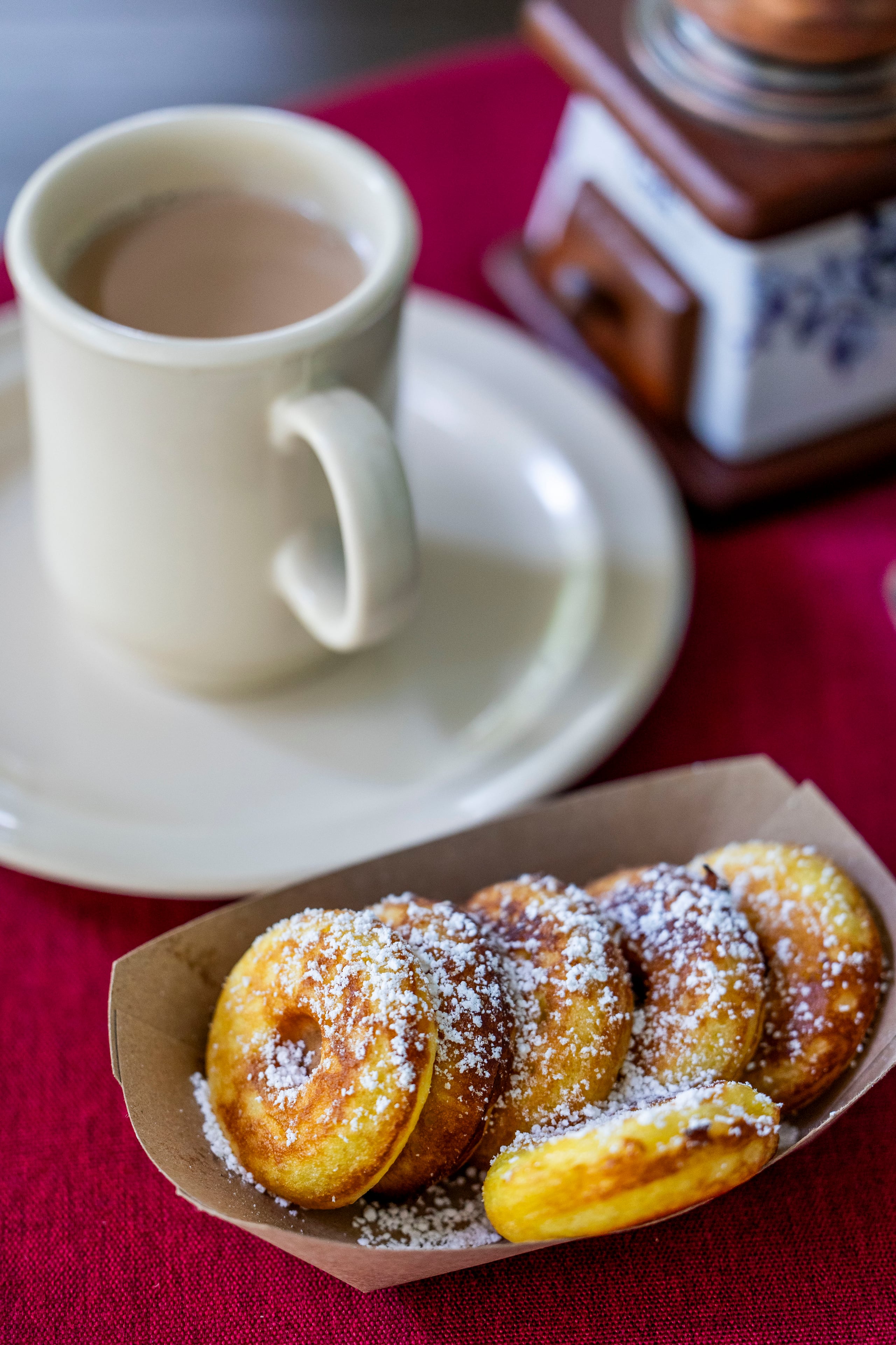Y si de café se trata, que sea 100% de Maricao, para ser el acompañante perfecto de las minidonas que sirven como postre principal.