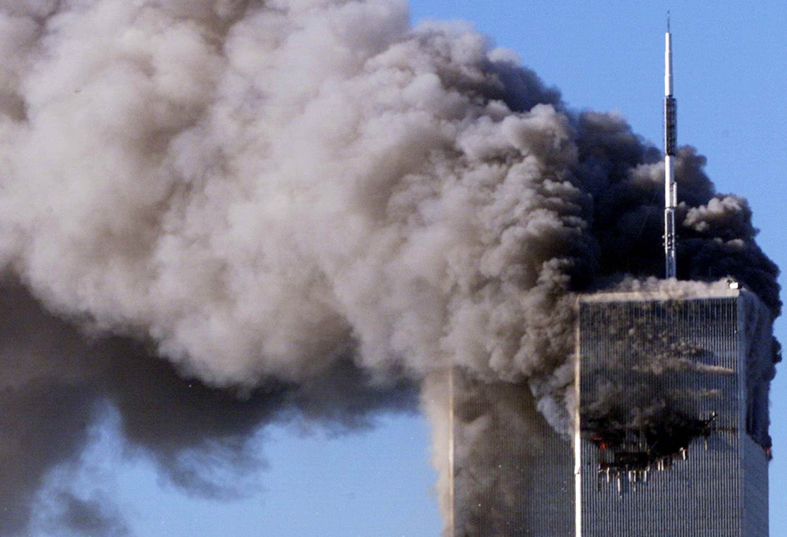 El 11 de septiembre de 2001 ocurrió un atentado terrorista en el World Trade Center de Nueva York, donde dos aviones comerciales impactaron las Torres Gemelas.