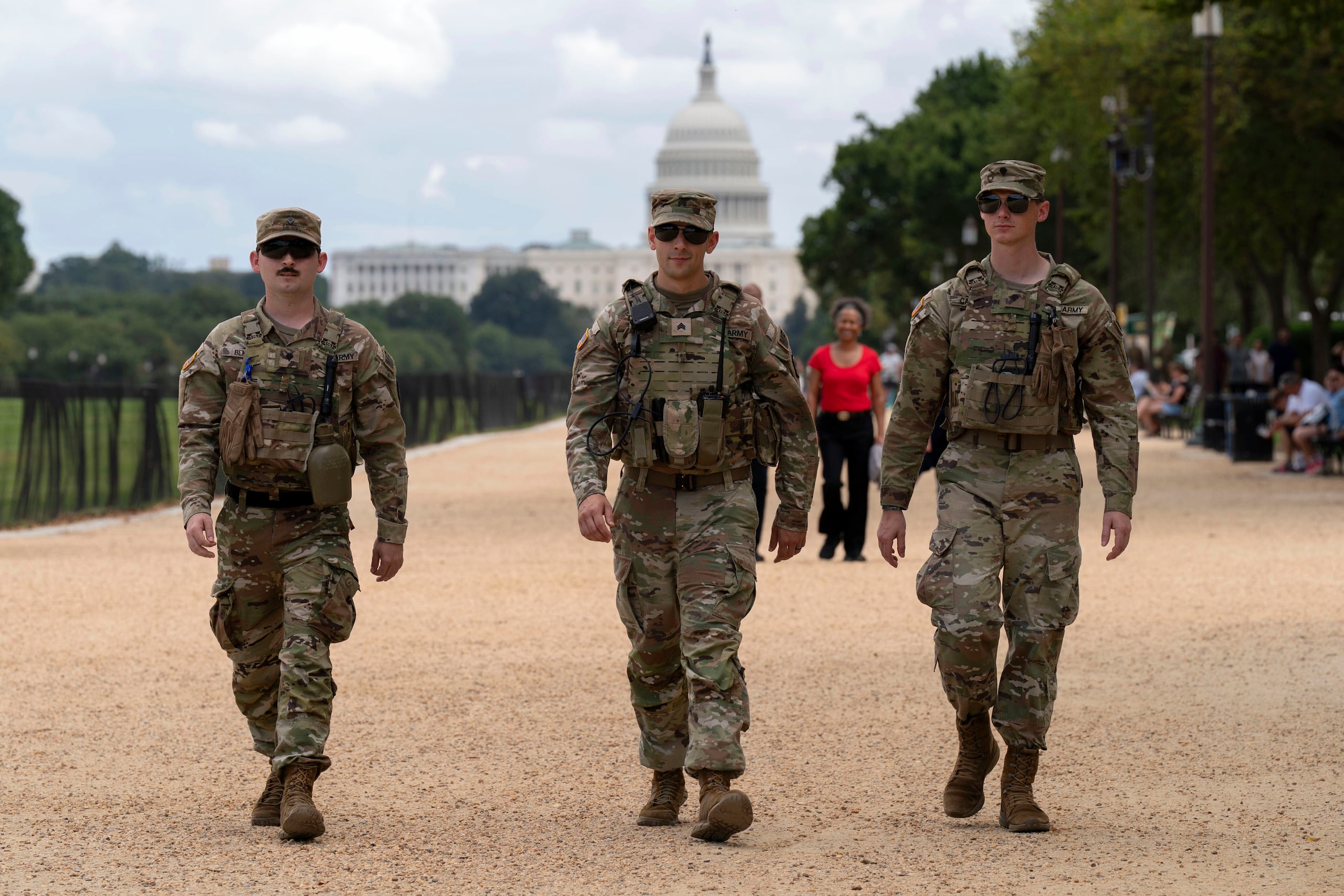 Miembros de la Guardia Nacional de Luisiana patrullan el National Mall, el domingo 24 de agosto de 2025, en Washington. (AP Foto/José Luis Magaña)