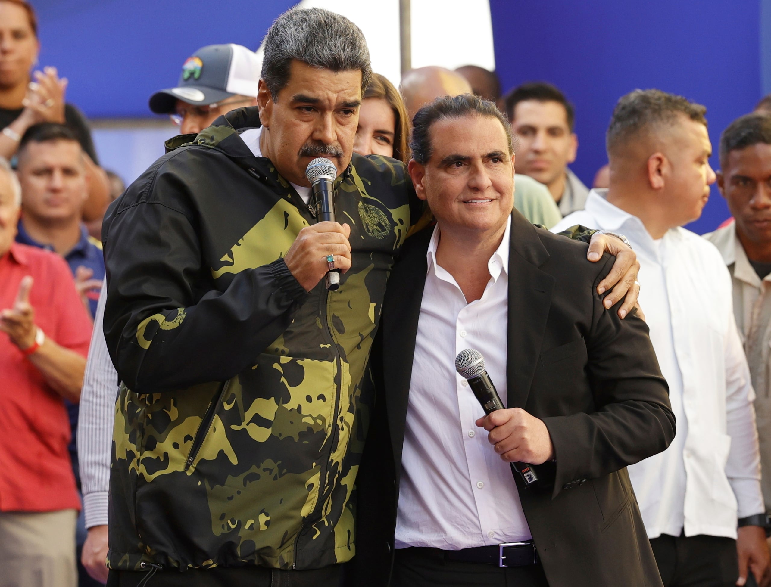 ARCHIVO – El presidente venezolano Nicolás Maduro, izquierda, y Alex Saab durante un evento para conmemorar el aniversario del golpe de Estado de 1958 en el que el dictador Marcos Pérez Jiménez fue derrocado, en Caracas, Venezuela, el 23 de enero de 2024. (AP Foto/Jesus Vargas, Archivo)