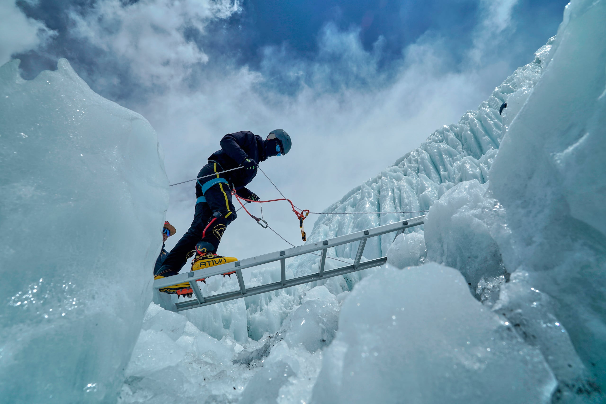 Un alpinista toma parte de una sesión de entrenamiento en el Khumbu Icefall antes del inicio de la escalada el año pasado.