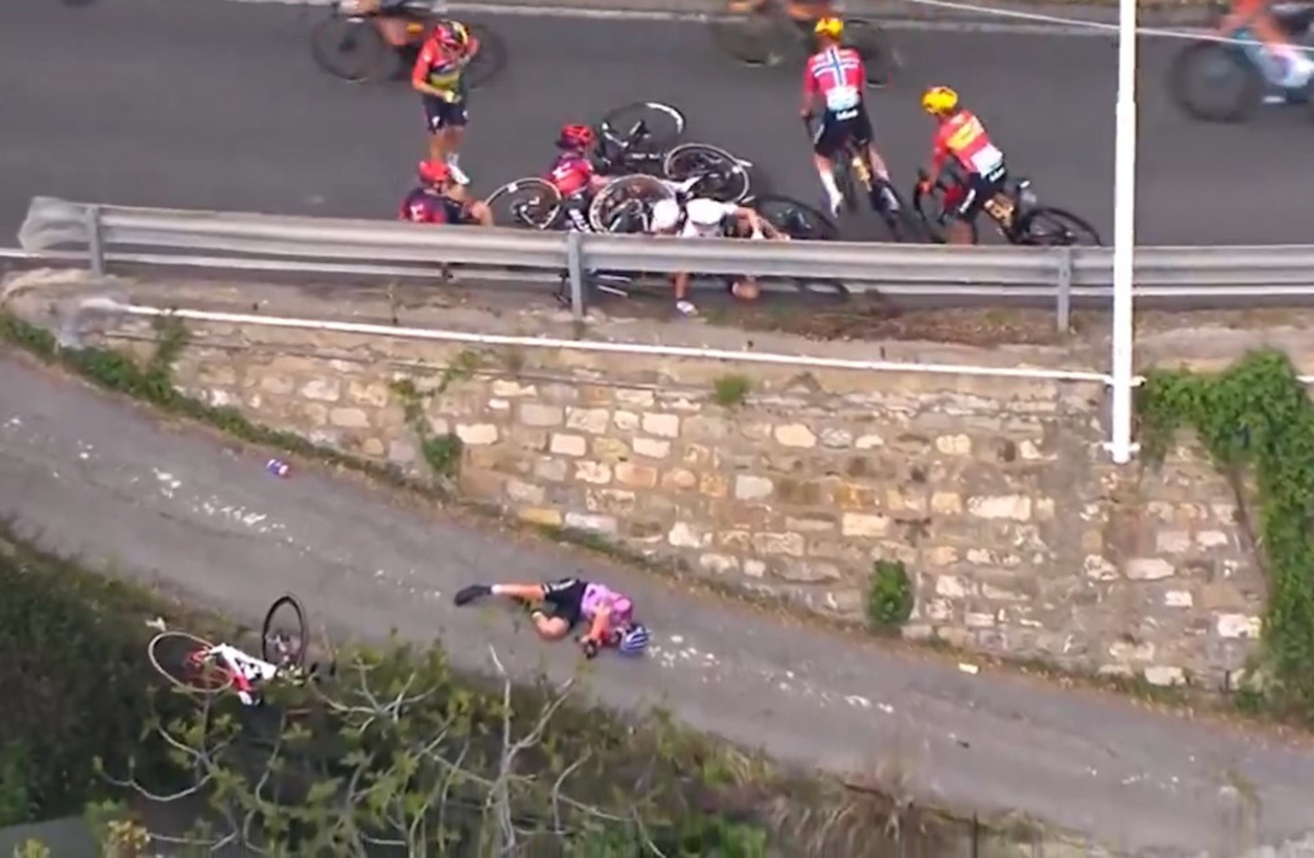 La ciclista salió expulsada por los aires tras impactar la vaya, y sufrió una caída de varios metros, tras lo que tuvo que ser hospitalizada.