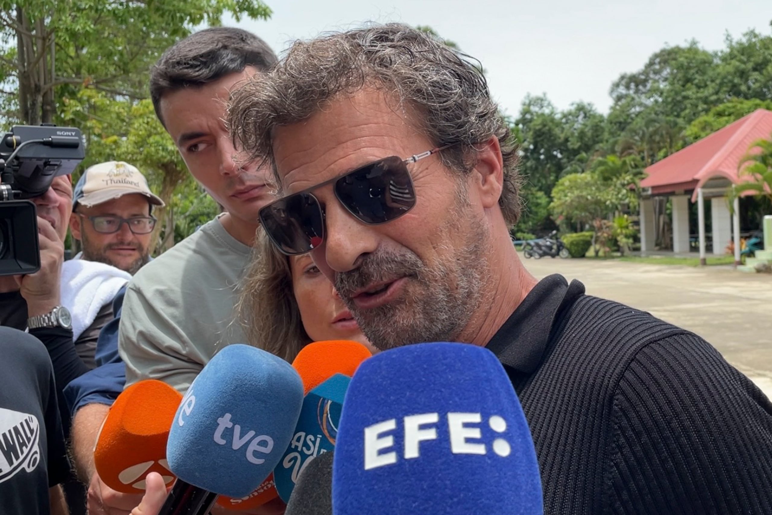 Captura de video de la llegada del actor español Rodolfo Sancho hoy miércoles a la prisión de Koh Samui, donde su hijo, Daniel Sancho, se encuentra en prisión provisional por el asesinato y descuartizamiento del colombiano Edwin Arrieta. EFE/EFETV