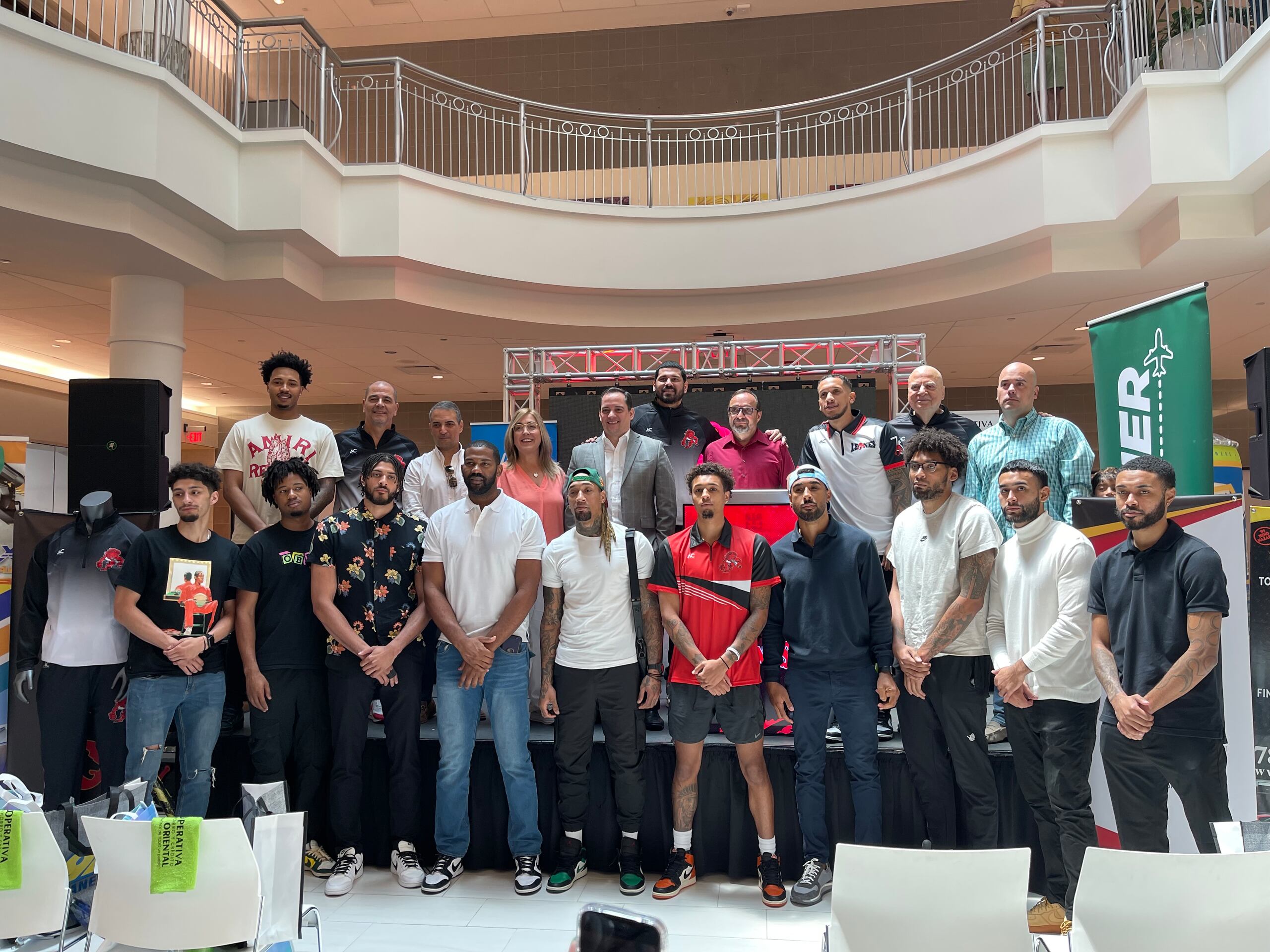 Los Leones de Ponce presentan a parte de su equipo para la temporada 2024 del Baloncesto Superior Nacional en el centro comercial Plaza del Caribe.