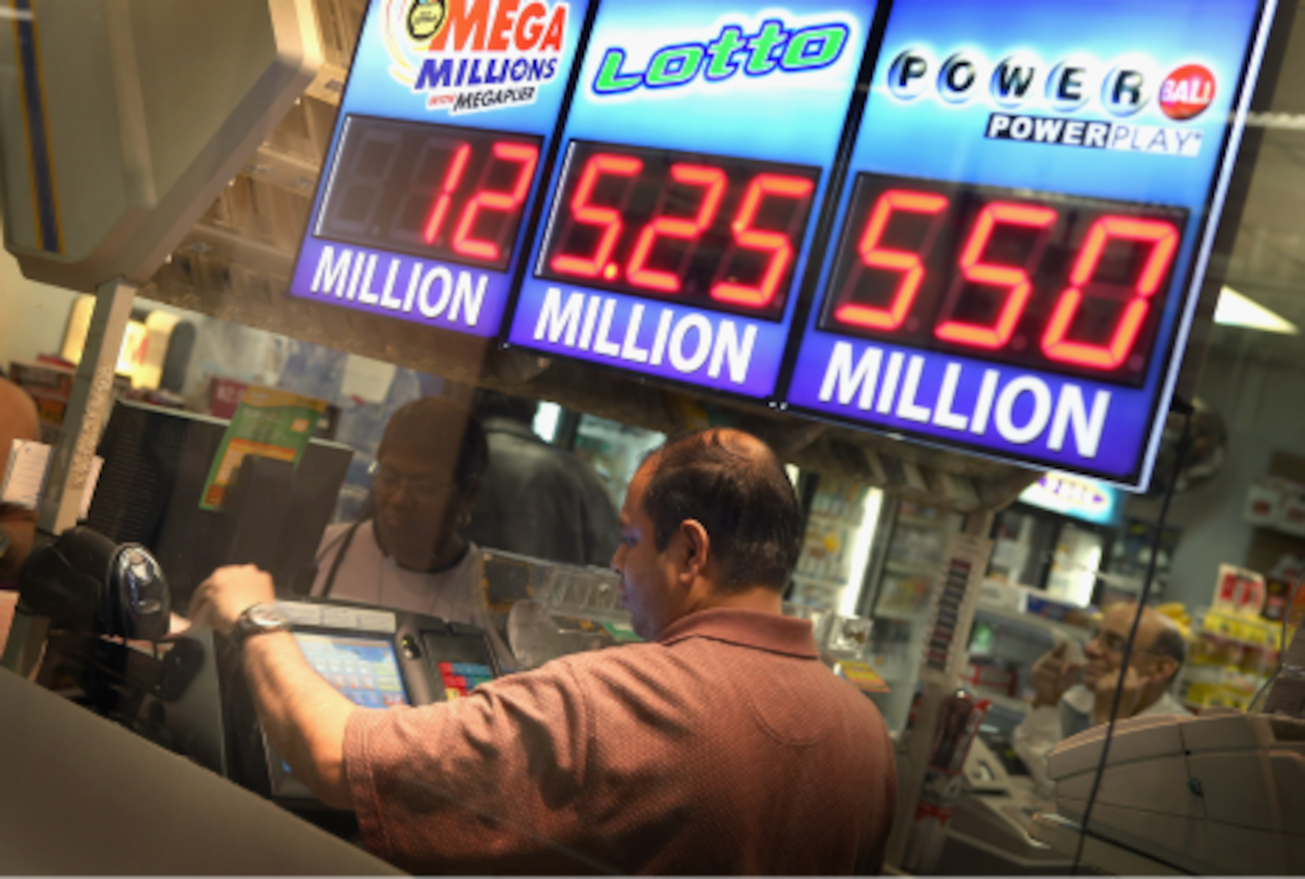 Sin un único ganador del premio Powerball desde el pasado 6 de octubre, el bote ha crecido hasta convertirse en el segundo premio más abultado de la historia de Estados Unidos, desde que en marzo pasado la lotería Mega Millions acumulara 656 millones de dólares. (AFP)
