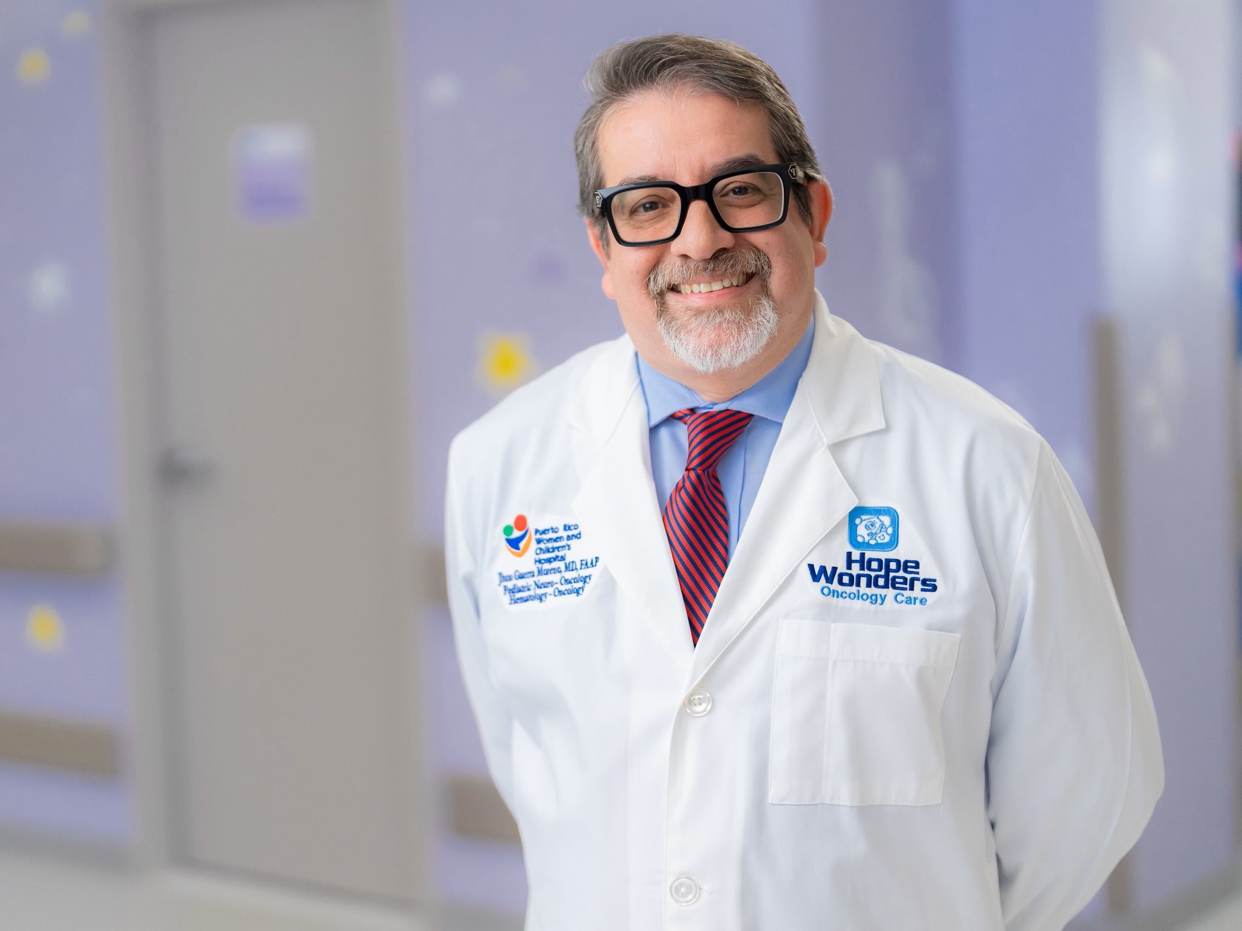 El doctor Jhon Guerra Moreno es hematólogo oncólogo pediátrico certificado por la Junta de Licenciamiento y Disciplina Médica de Puerto Rico con una subespecialidad en Trasplante de Médula Ósea y Neurooncología Pediátrica.