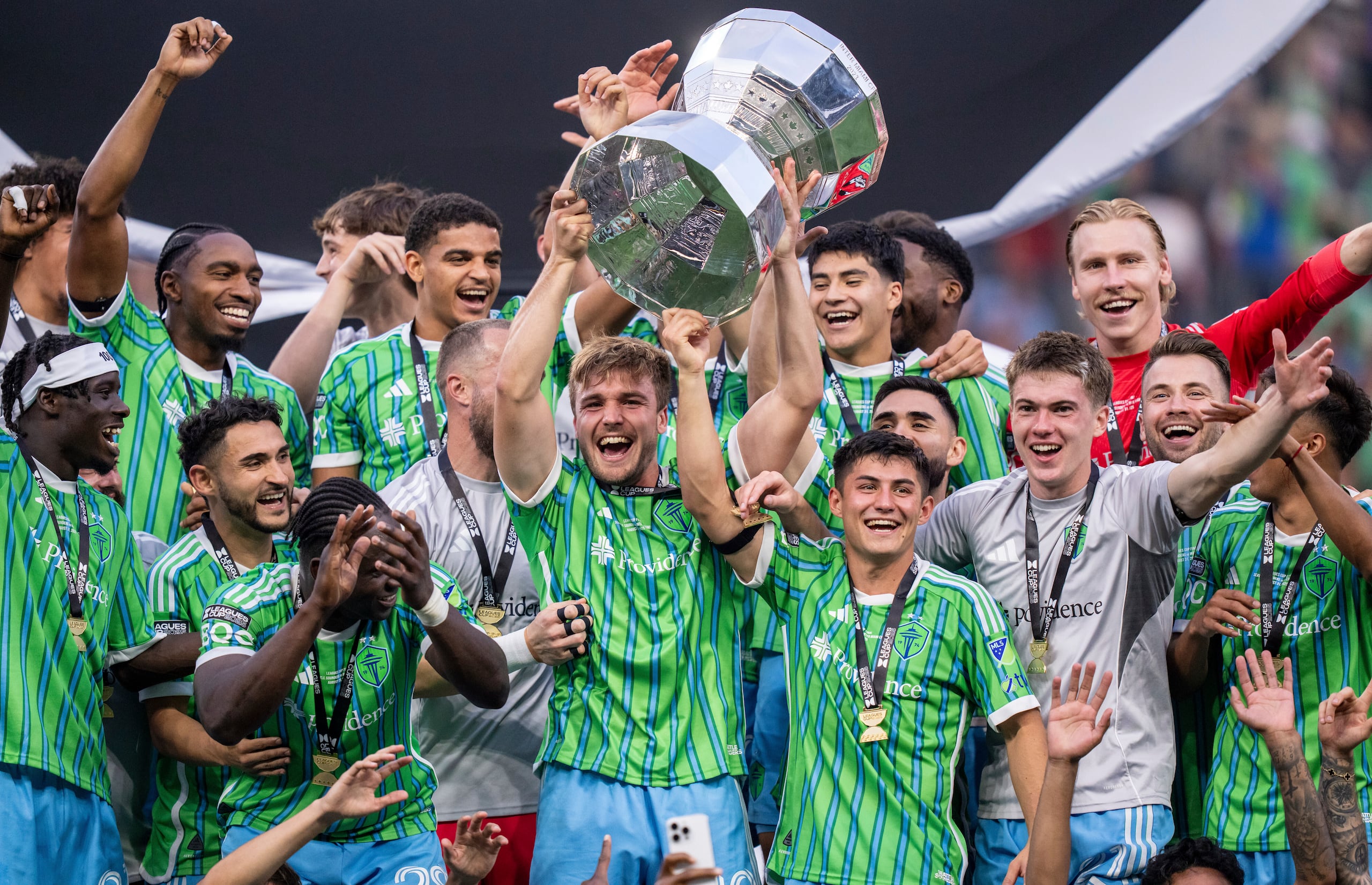 Los jugadores del Seattle Sounders celebran después de ganar la Final de la Leagues Cup frente al Inter Miami, el domingo 31 de agosto de 2025, en Seattle. (AP Foto/Stephen Brashear)