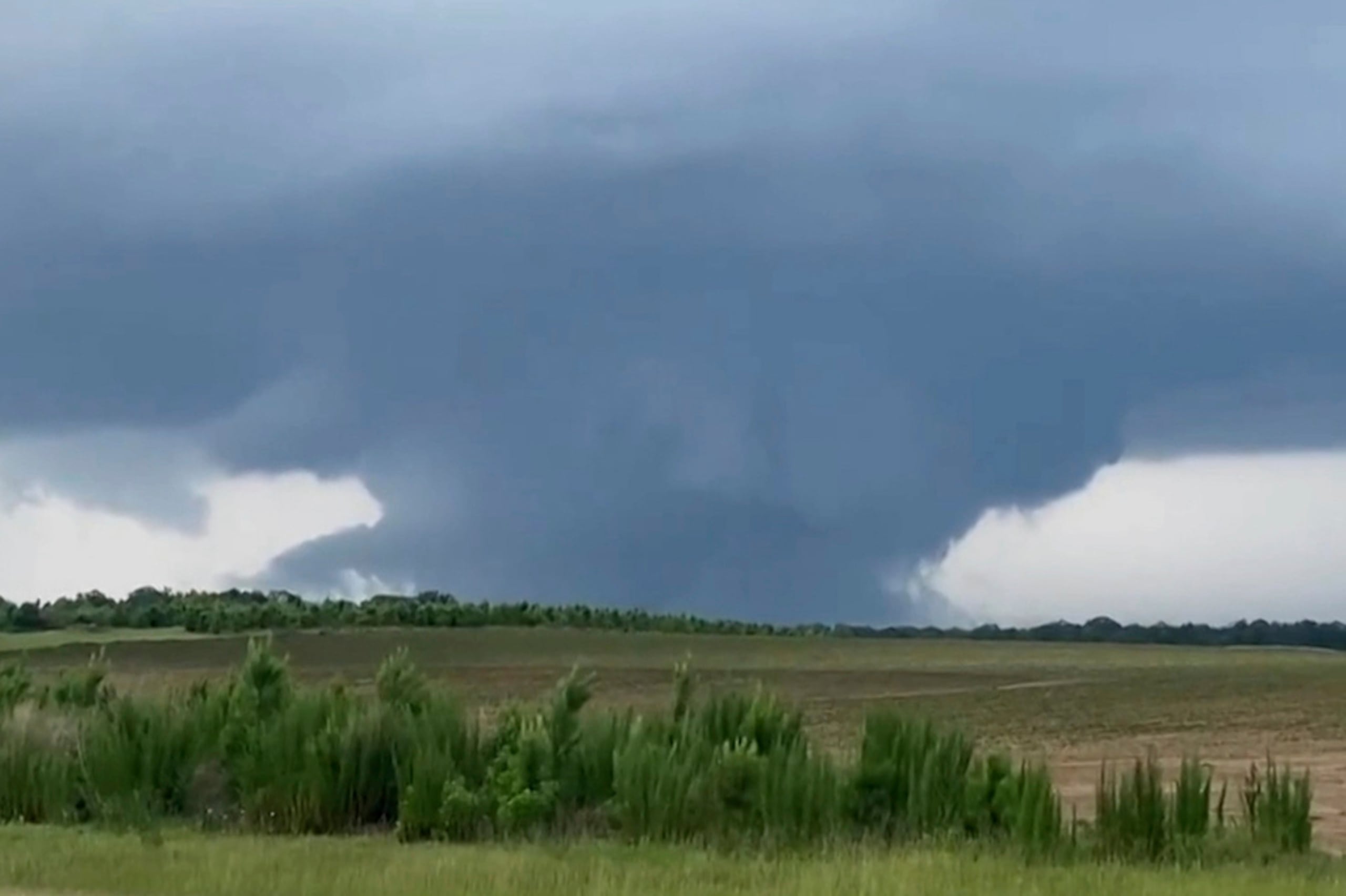 Esta imagen tomada de un video muestra un tornado el 14 de junio de 2023, Blakely, Georgia.