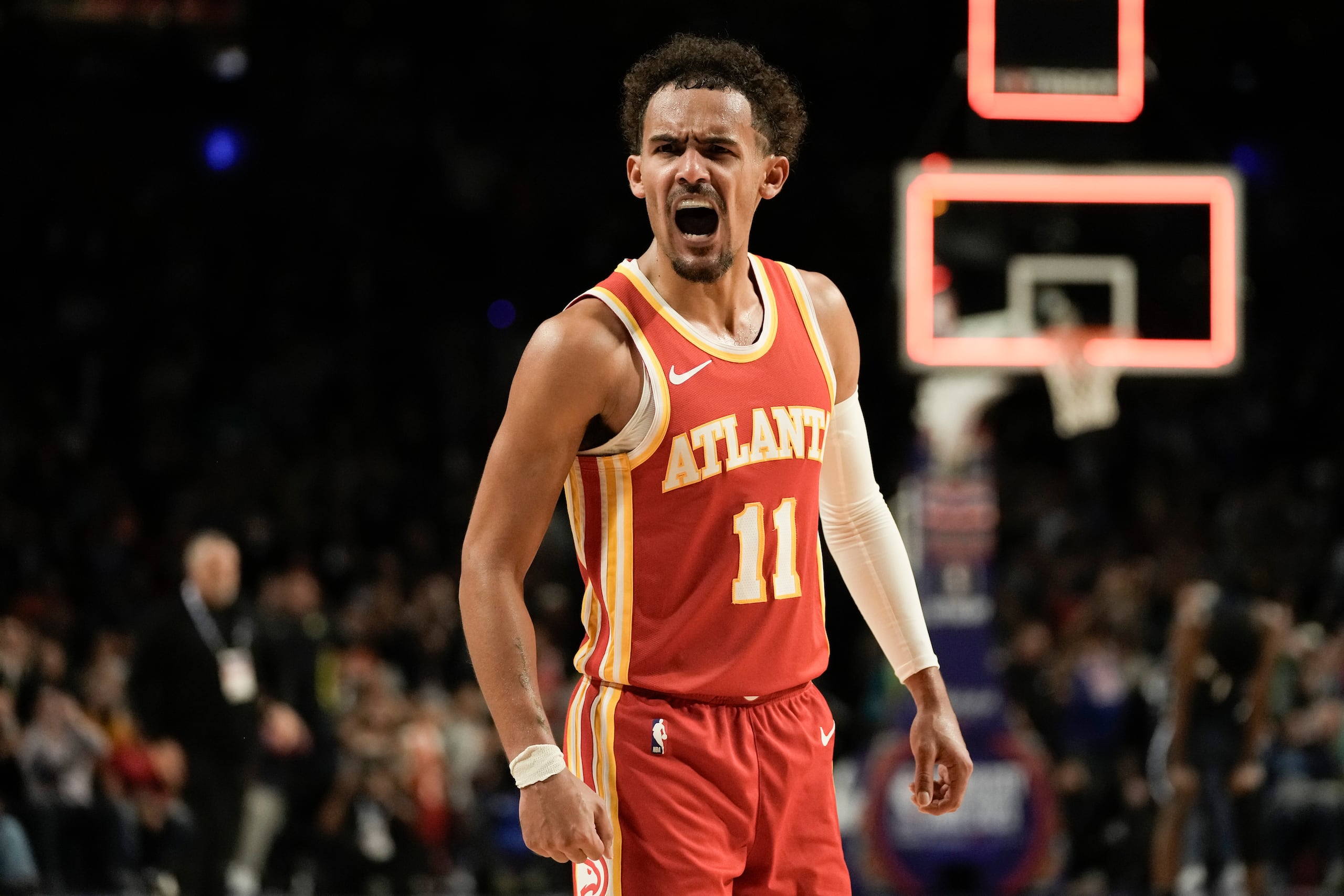 Trae Young, de los Hawks de Atlanta, festeja la victoria sobre el Magic de Orlando en un encuentro de la NBA, disputado en Ciudad de México .