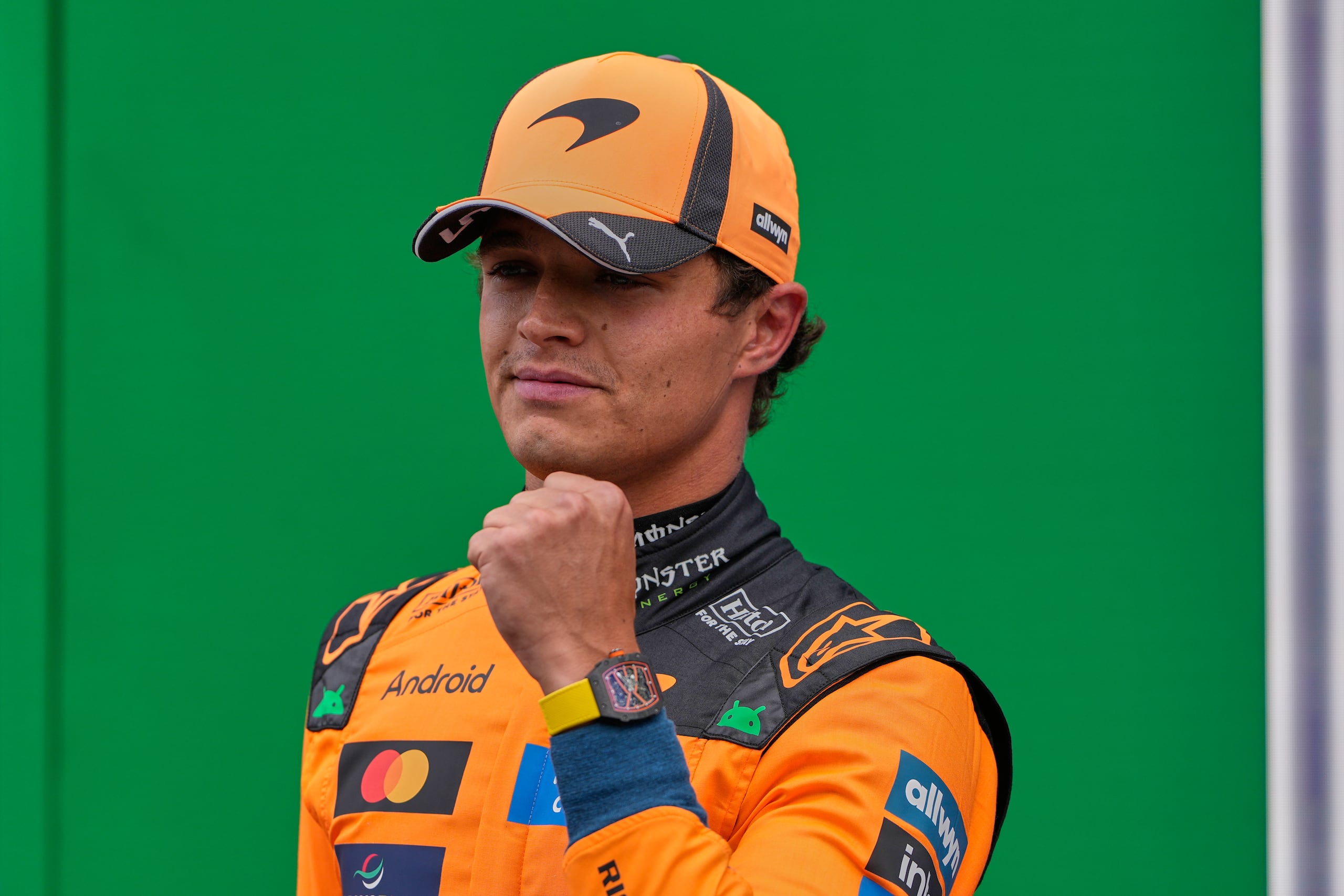 El británico Lando Norris, de McLaren, reacciona tras quedarse con la pole en la clasificación al Gran Premio de los Países Bajos.