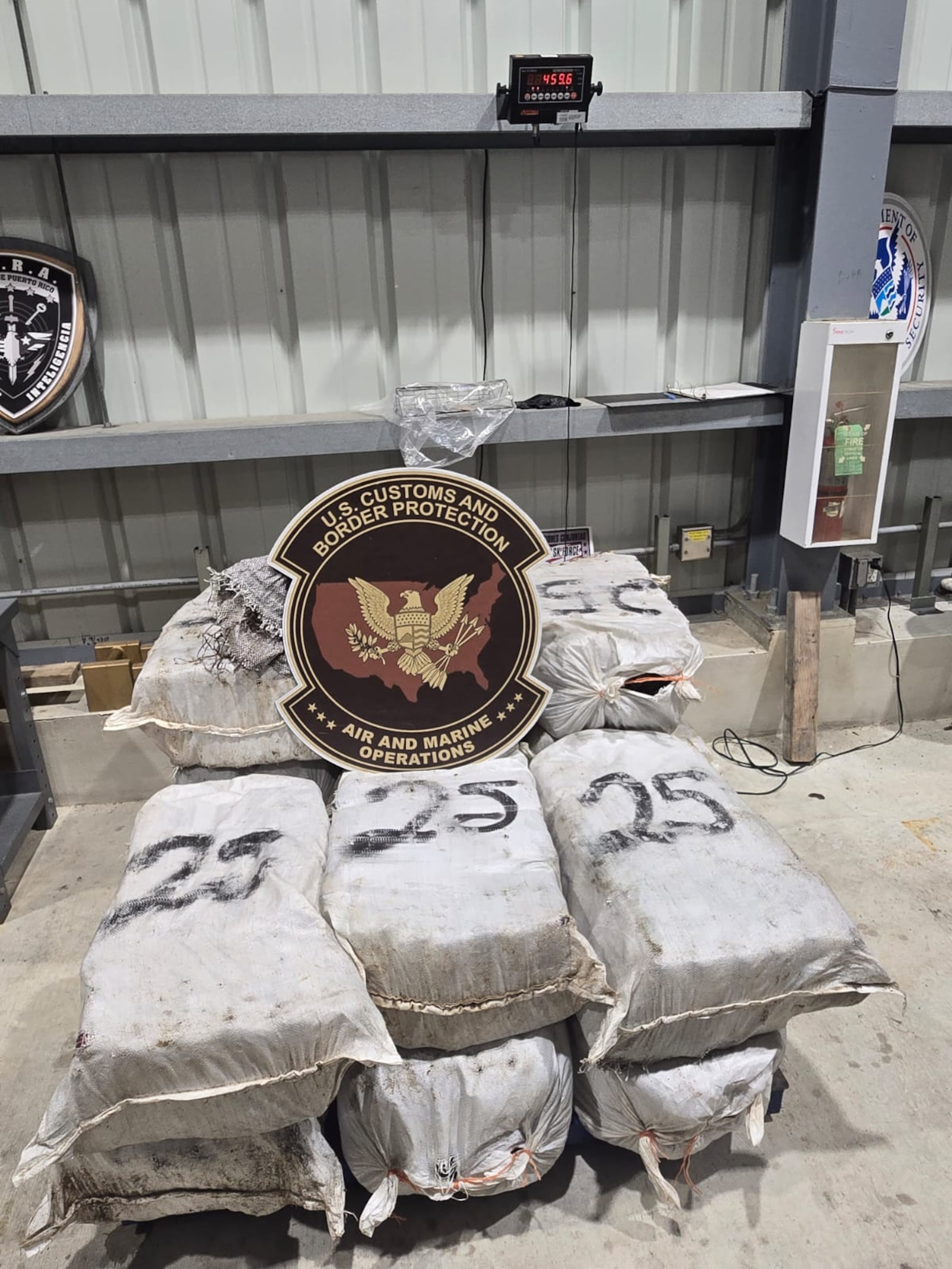 Un cargamento de cocaína valorado en $8.2 millones incautado en una yola por el CBP, en Playa Mario, Maunabo.