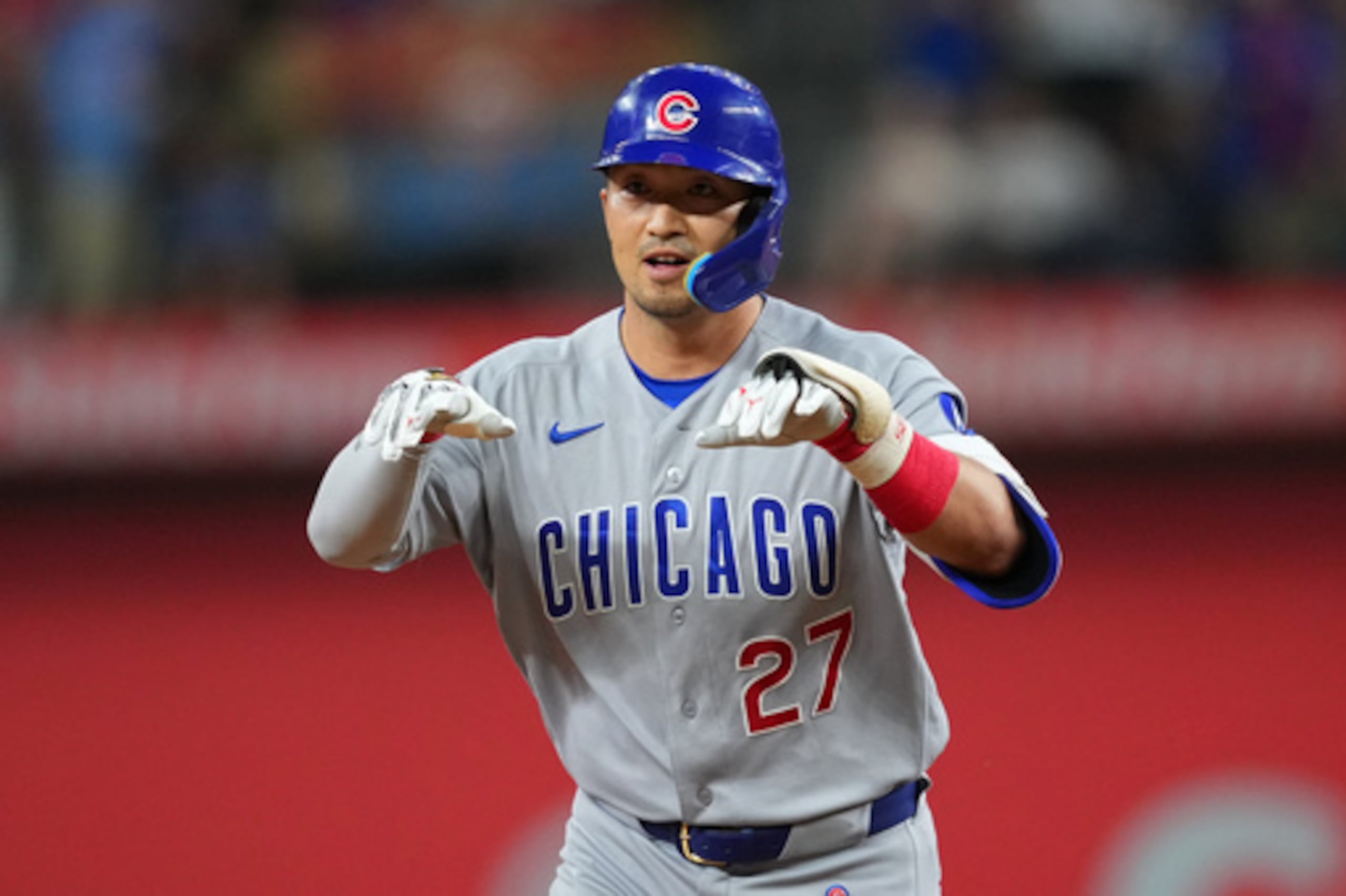 Seiya Suzuki, de los Cachorros de Chicago, gesticula mientras corre por las bases tras batear un jonrón de dos carreras ante el lanzador abridor de los Rangers de Texas, Kumar Rocker, durante la cuarta entrada de un partido de béisbol el viernes 8 de mayo de 2026, en Arlington, Texas. (AP Photo/Julio Cortez)