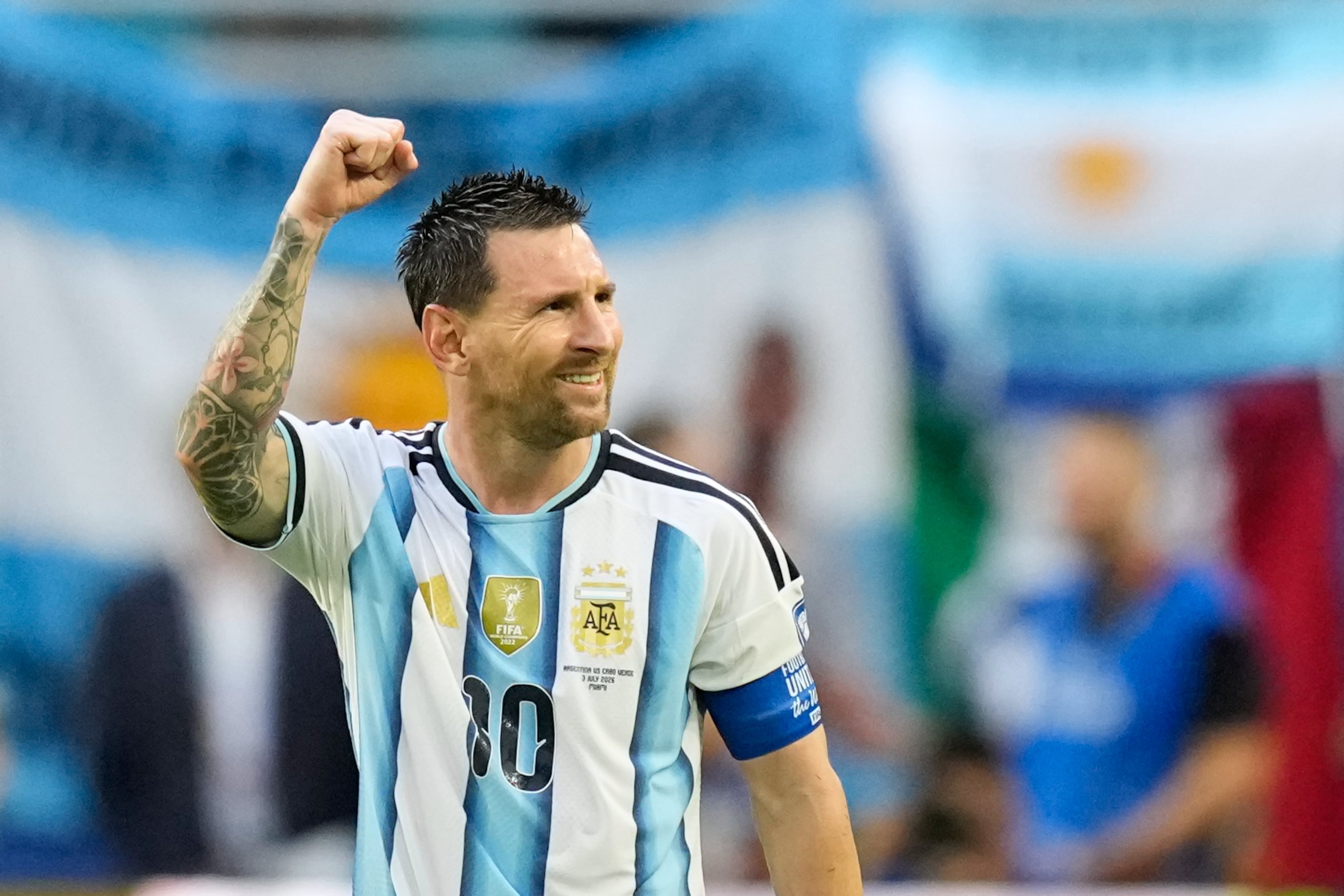 Lionel Messi celebra después de anotar un gol ante Cabo Verde en el Mundial.