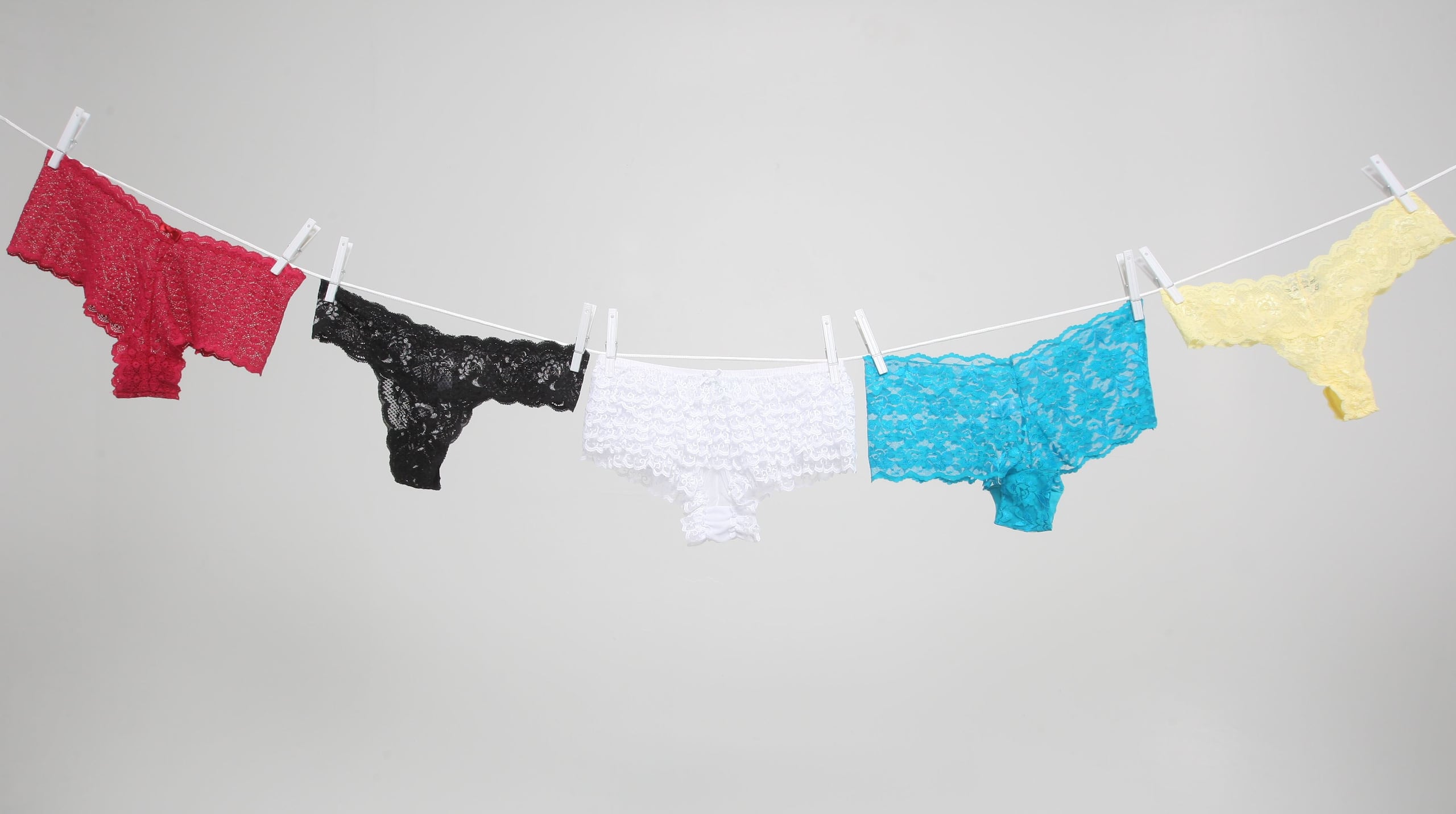 Según la Policía, las mujeres se apropiaron ilegalmente de ropa interior por un valor de $1,428.