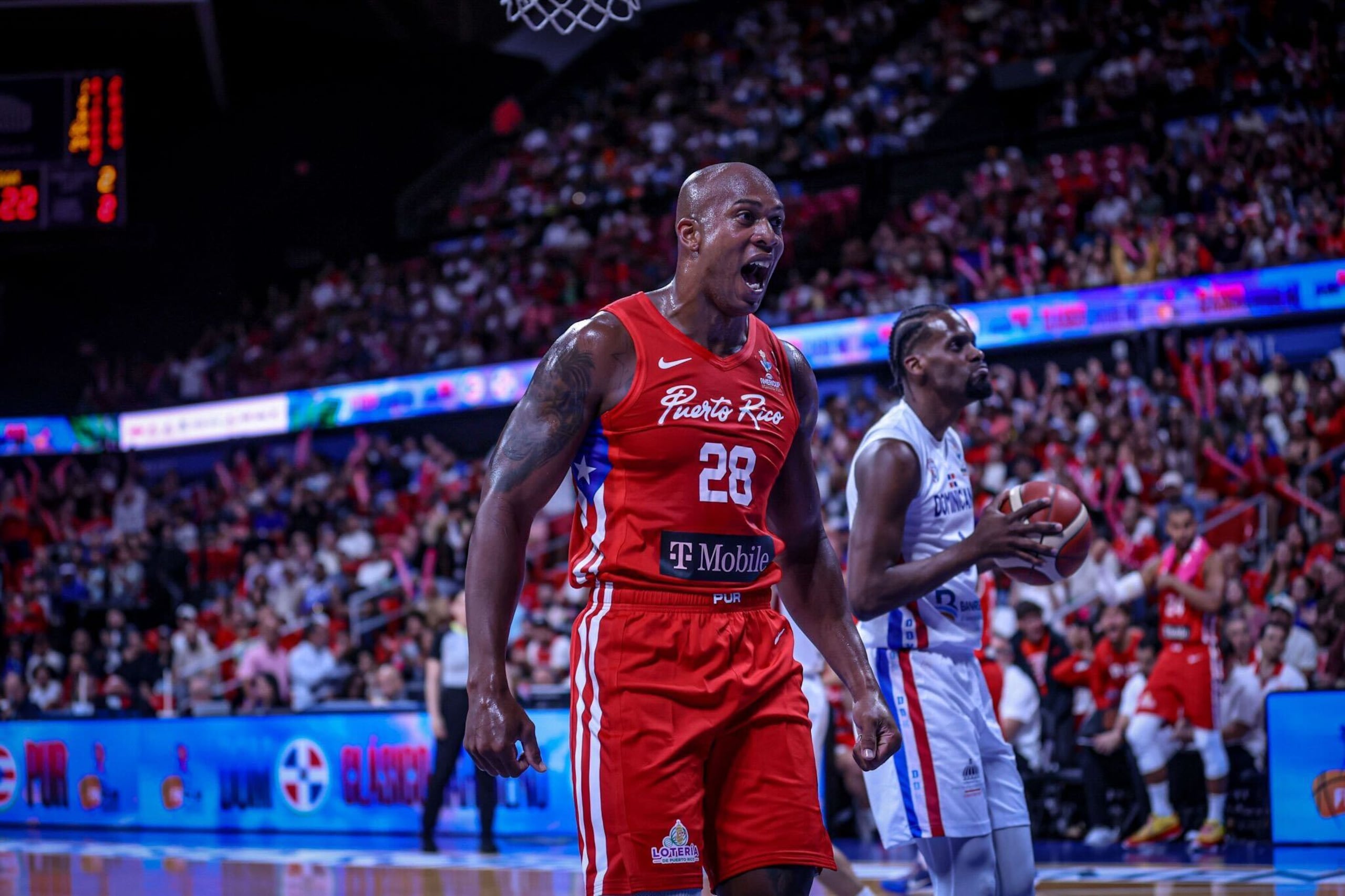 Ysmael Romero celebra un canasto en el juego amistoso entre Puerto Rico y República Dominicana en el Coliseo Roberto Clemente.