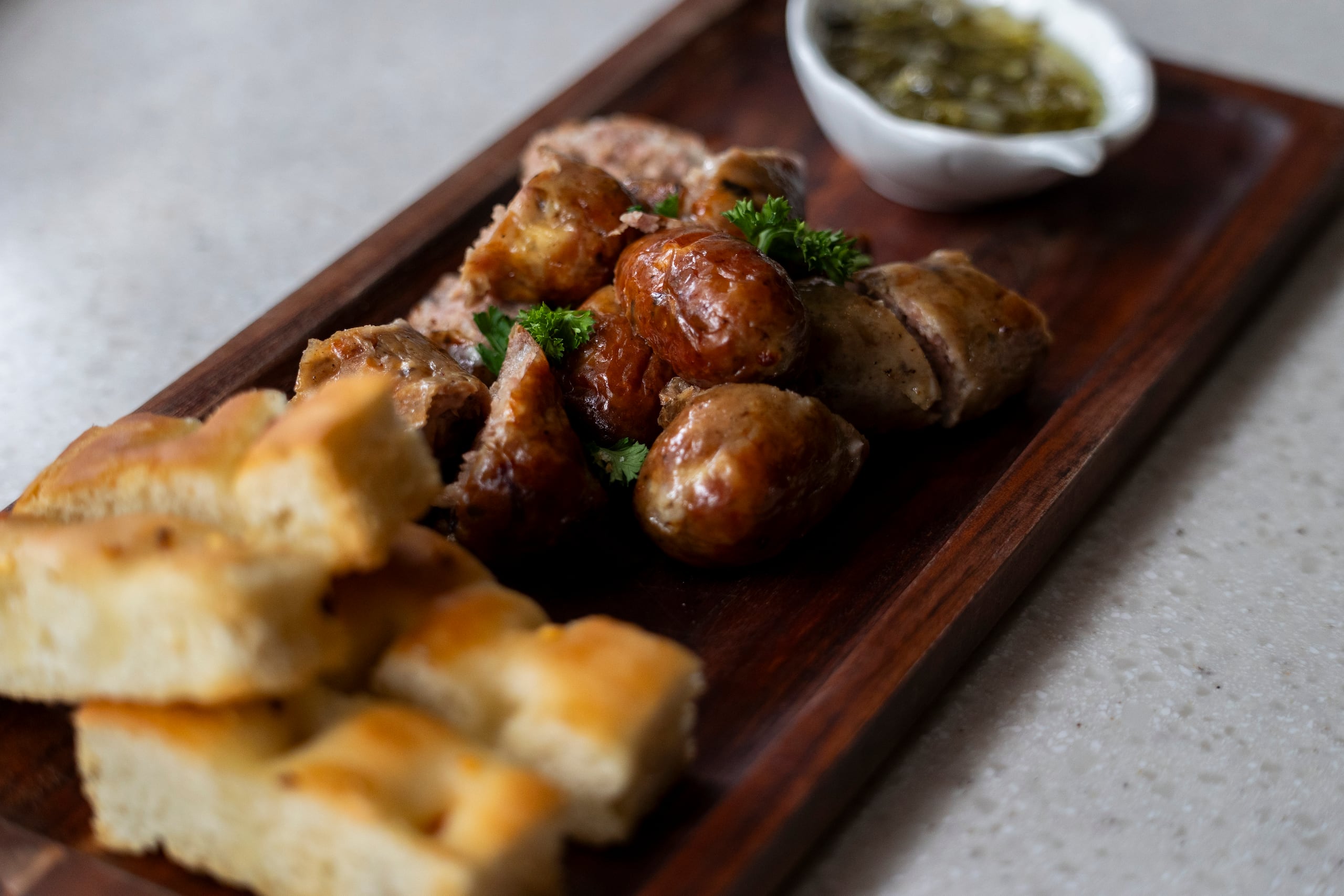 El menú de tapas incluye opciones clásicas de la comida puertorriqueña con otras más creativas confeccionadas para el lugar.