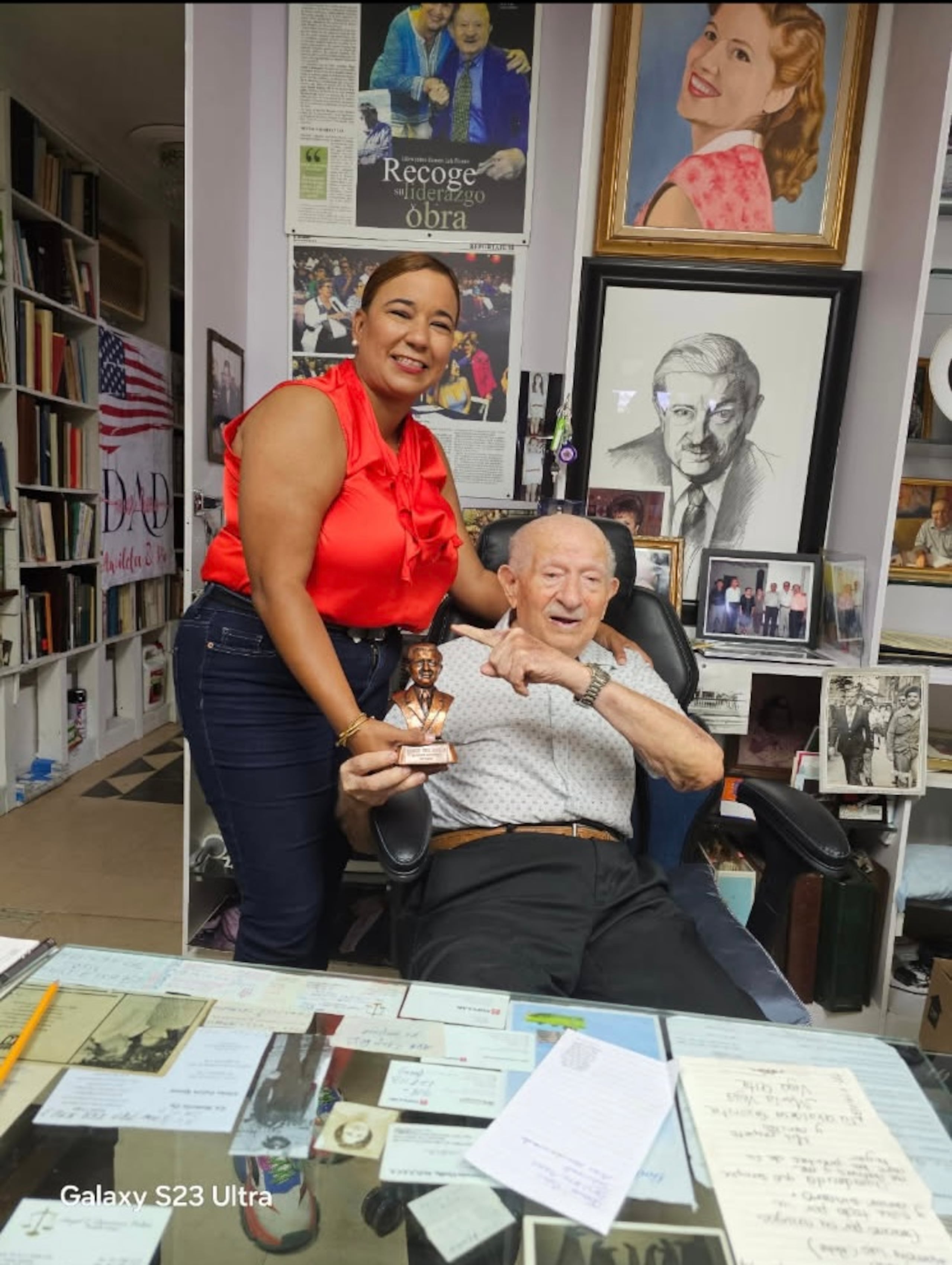 María Vega, alcaldesa de Vega Alta, junto a Ramón Luis Rivera Rivera.