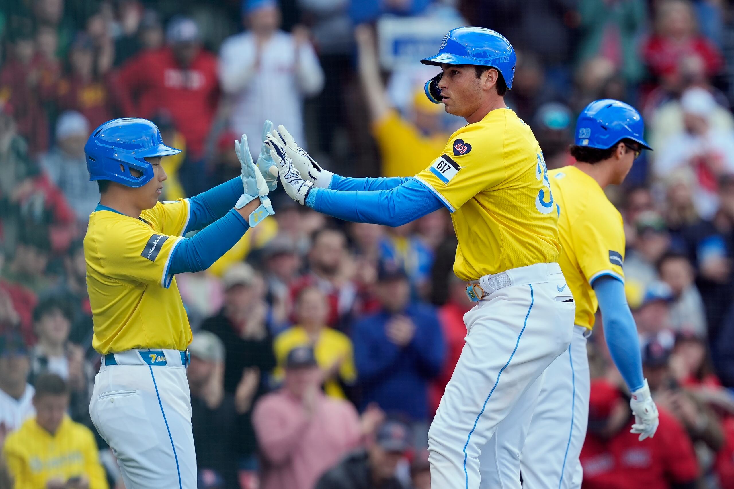 Triston Casas (derecha), festeja su jonrón de dos carreras, que impulsó también a Masataka Yoshida (izquierda), de los Medias Rojas de Boston, en el duelo del sábado 13 de abril de 2024, ante los Angelinos de Los Ángeles (AP Foto/Michael Dwyer)
