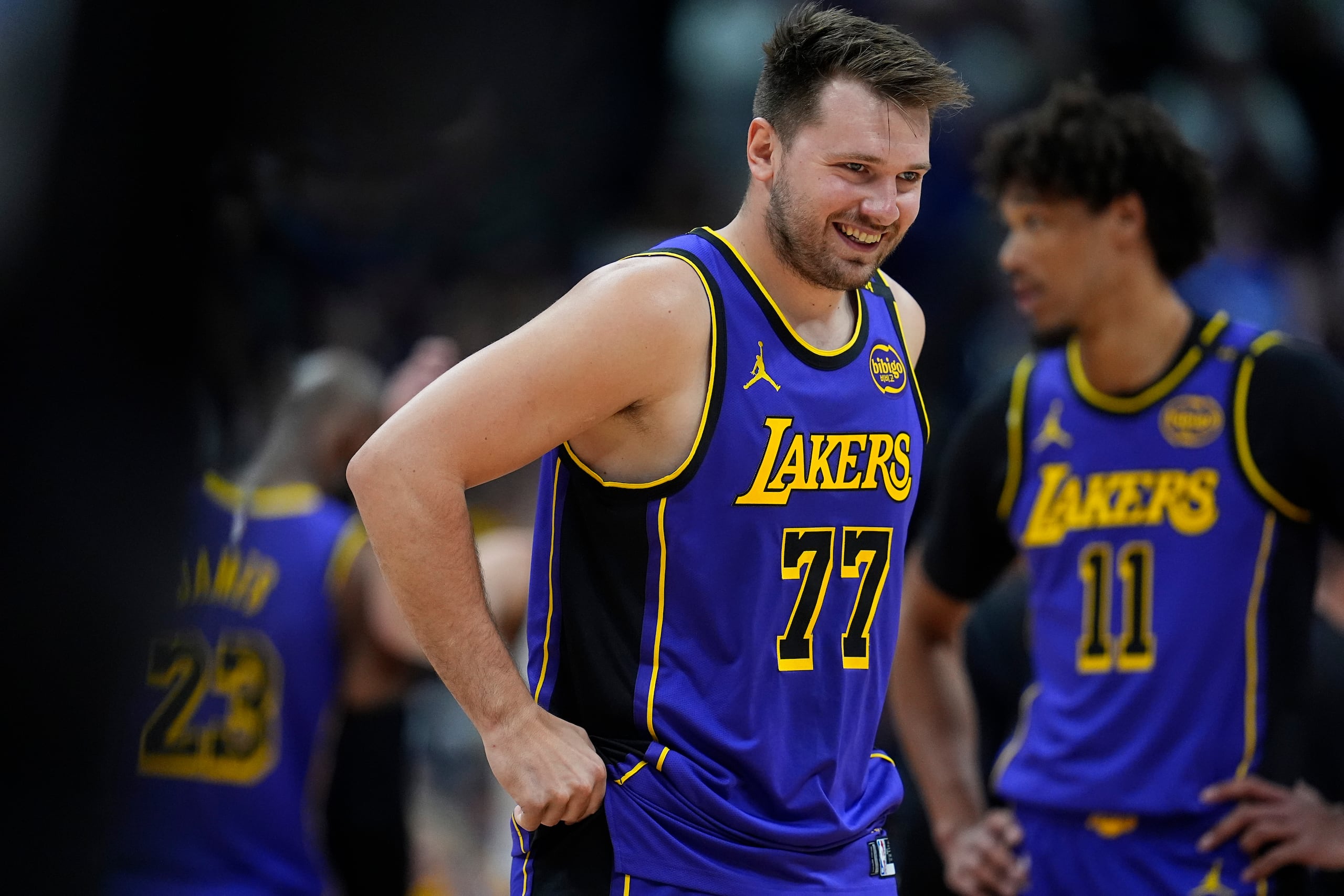 El esloveno Luka Doncic, de los Lakers de Los Ángeles, ríe durante el partido ante los Nuggets de Denver, el sábado 22 de febrero de 2025 (AP Foto/David Zalubowski)