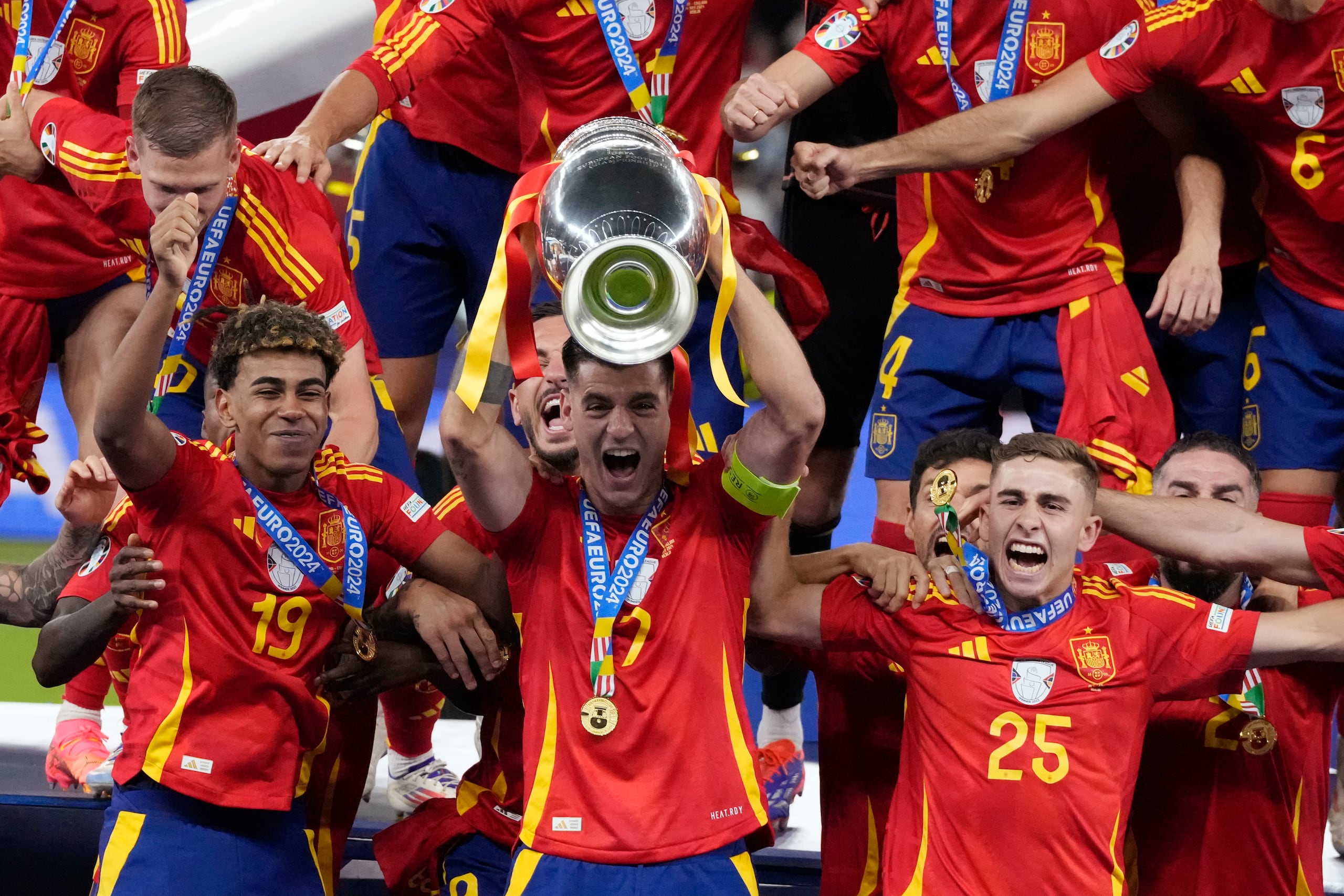Alvaro Morata levanta la Eurocopa y celebra junto a sus compañeros de la Selección de España.