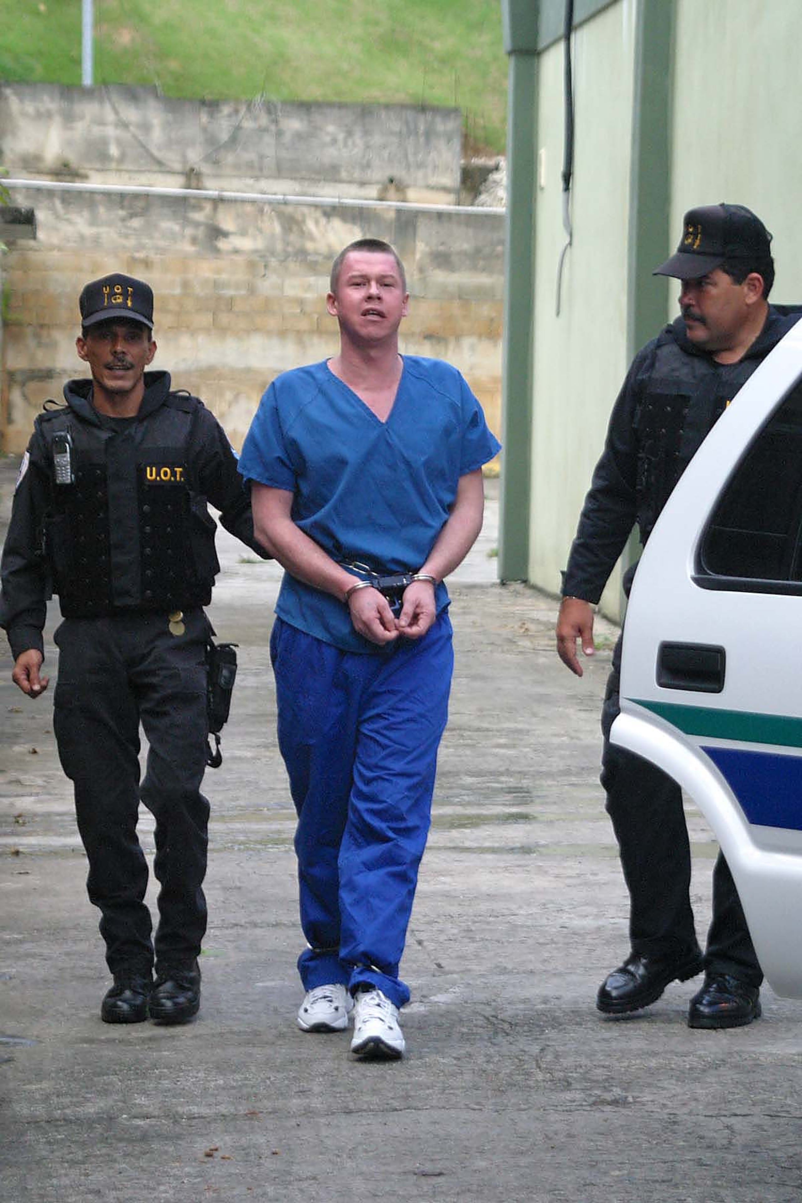 Félix Nieves Castro, es llevado a la guagua de Corrección luego que el juez Sepulveda recesara el juicio en su contra por incendio agravado que se realizó en el 2004. (Archivo / GFR Media)