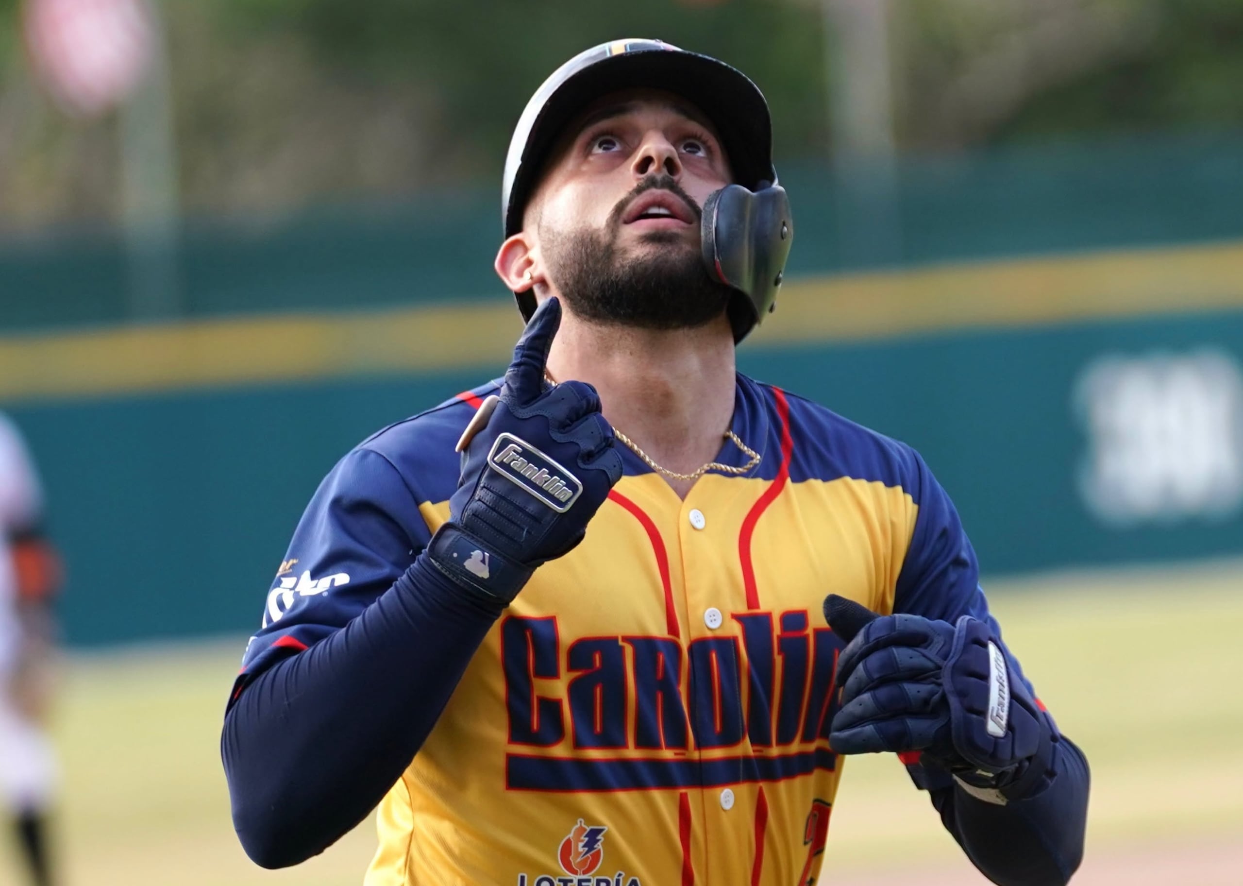 Alexis Torres tras pegar un jonrón.