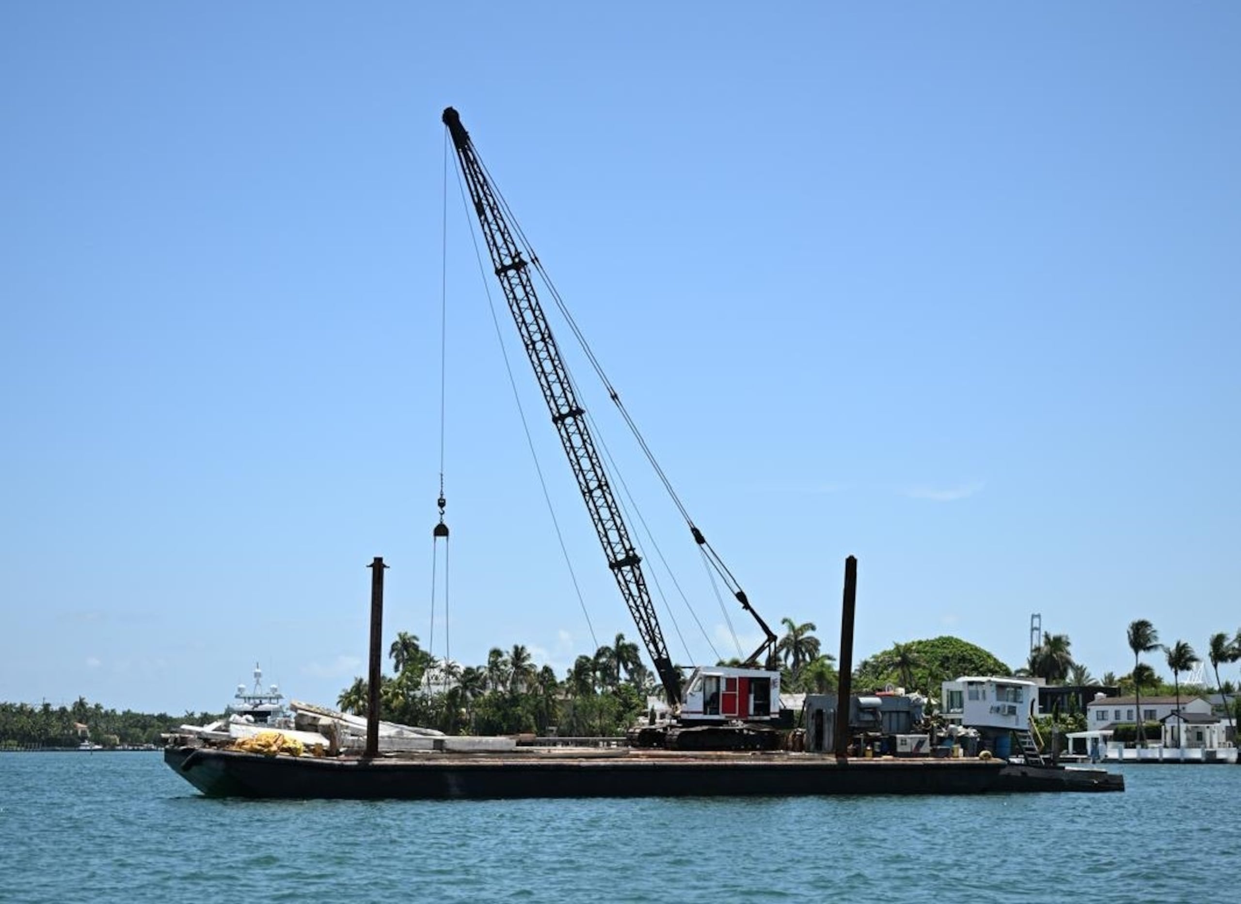 El accidente naútico tuvo lugar el pasado lunes cerca de la Isla Hibiscus, un islote artificial de pequeño tamaño ubicado cerca del Puerto de Miami, cuando un velero y una barcaza colisionaron entre sí.