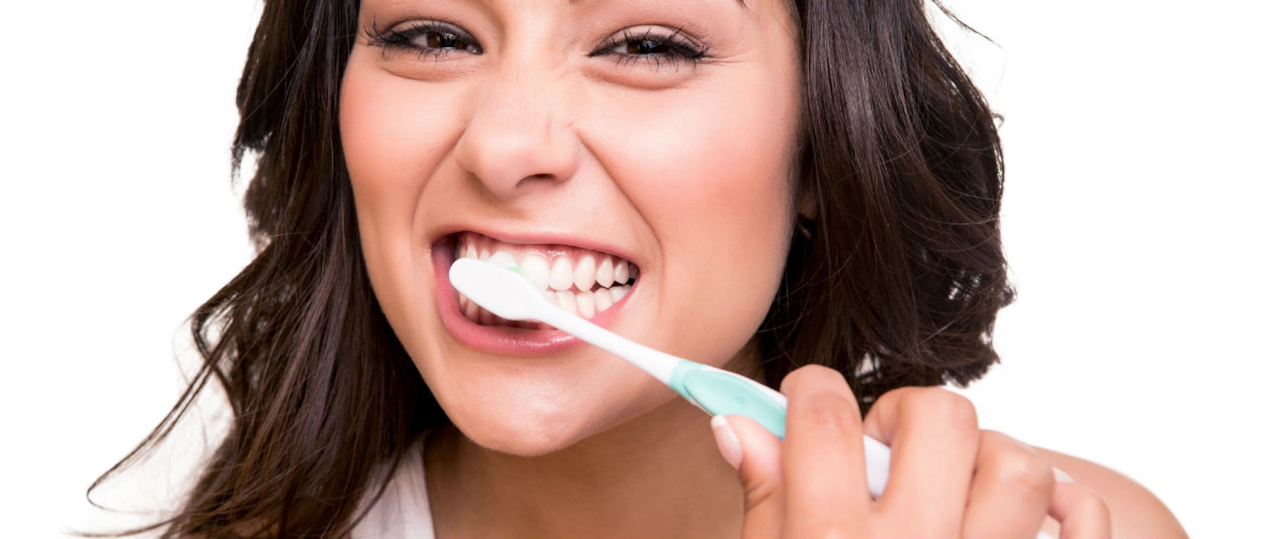 Todos los odontólogos recomiendan tener un cepillo en el cajón de la oficina o en la cartera para usarlo después del comer.