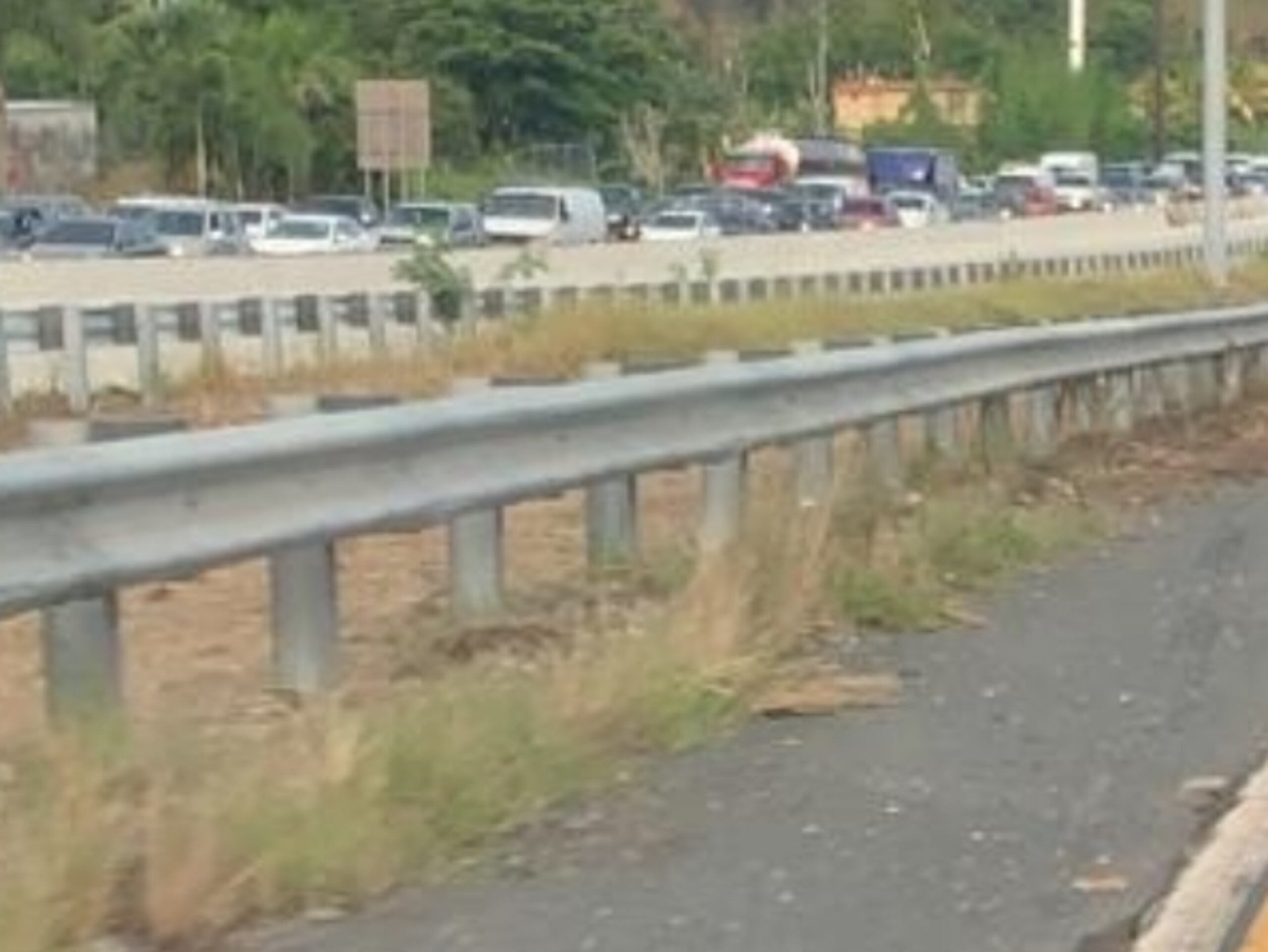 Tapón en el expreso PR-52 luego de que el conductor de un camión de Oscar Cash & Carry impactó por la parte trasera a otro camión y falleció en el lugar.