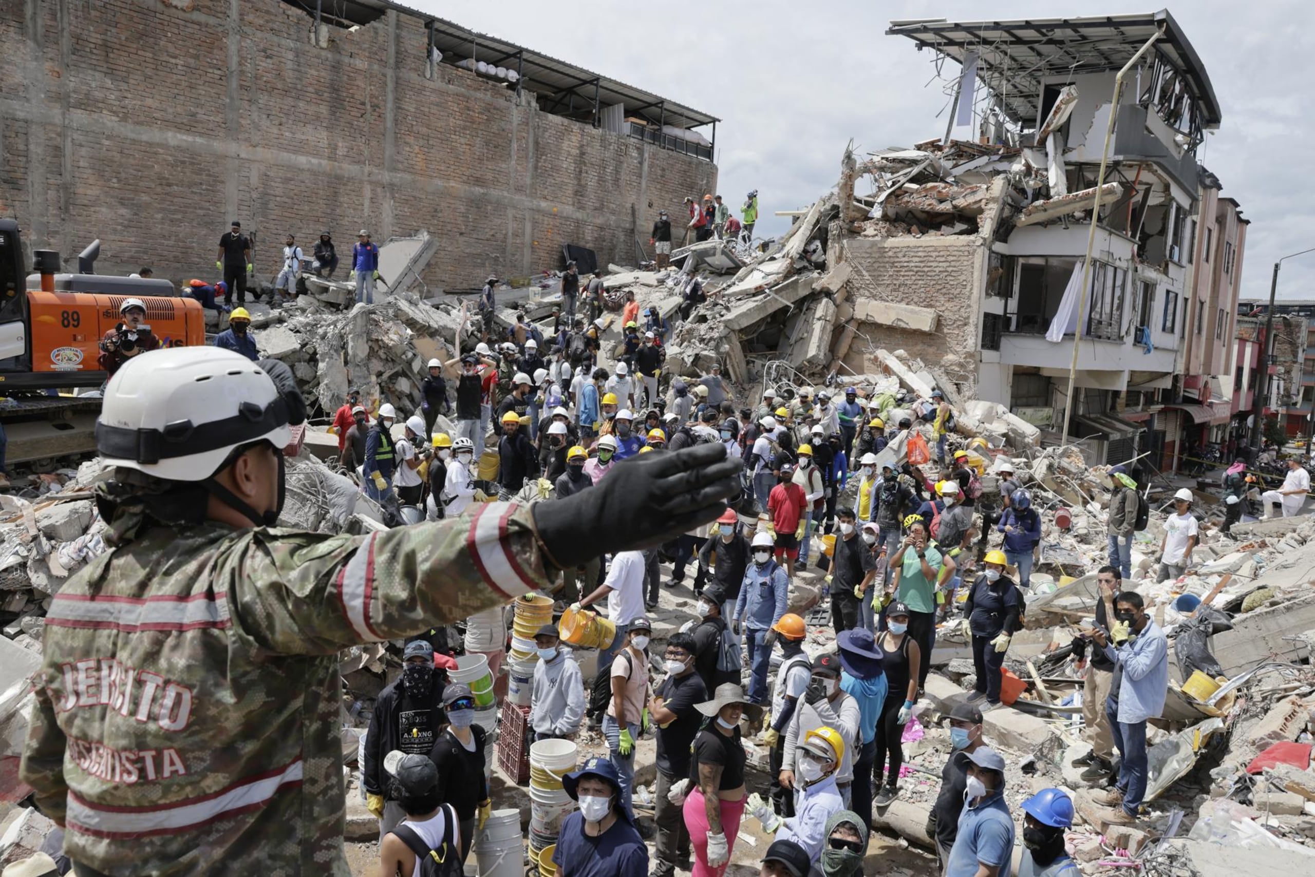 El terremoto de magnitud 7,4 del pasado lunes causó destrucción y graves daños a través de diferentes ciudades en Colombia. EFE/Carlos Ortega