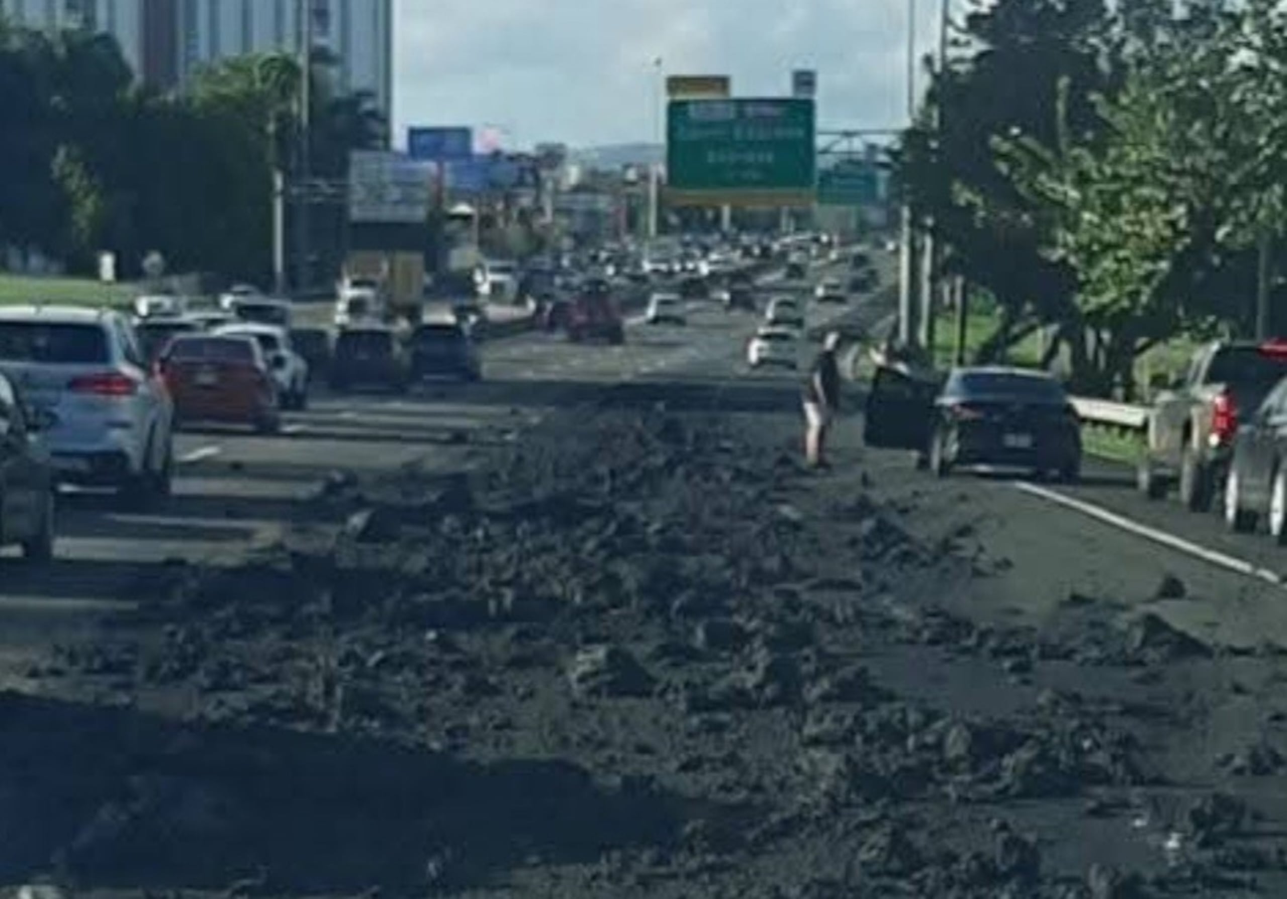 Tres carriles del expreso Las Américas en dirección a Caguas se vieron afectados por un derrame de piedras y brea.