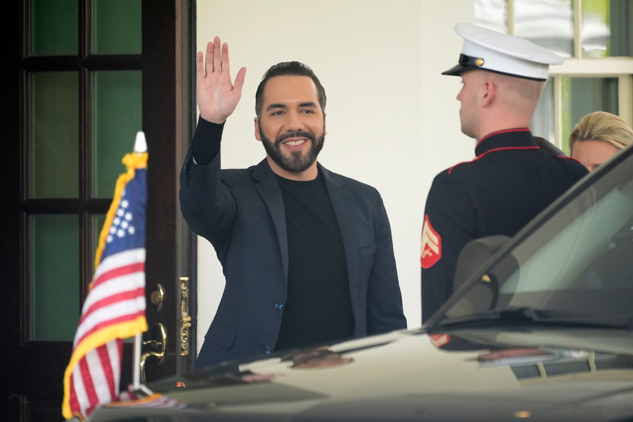 El presidente de El Salvador, Nayib Bukele, saluda al despedirse tras una reunión en la Casa Blanca con el presidente Donald Trump, el lunes 14 de abril de 2025, en Washington. (Foto AP/Manuel Balce Ceneta)